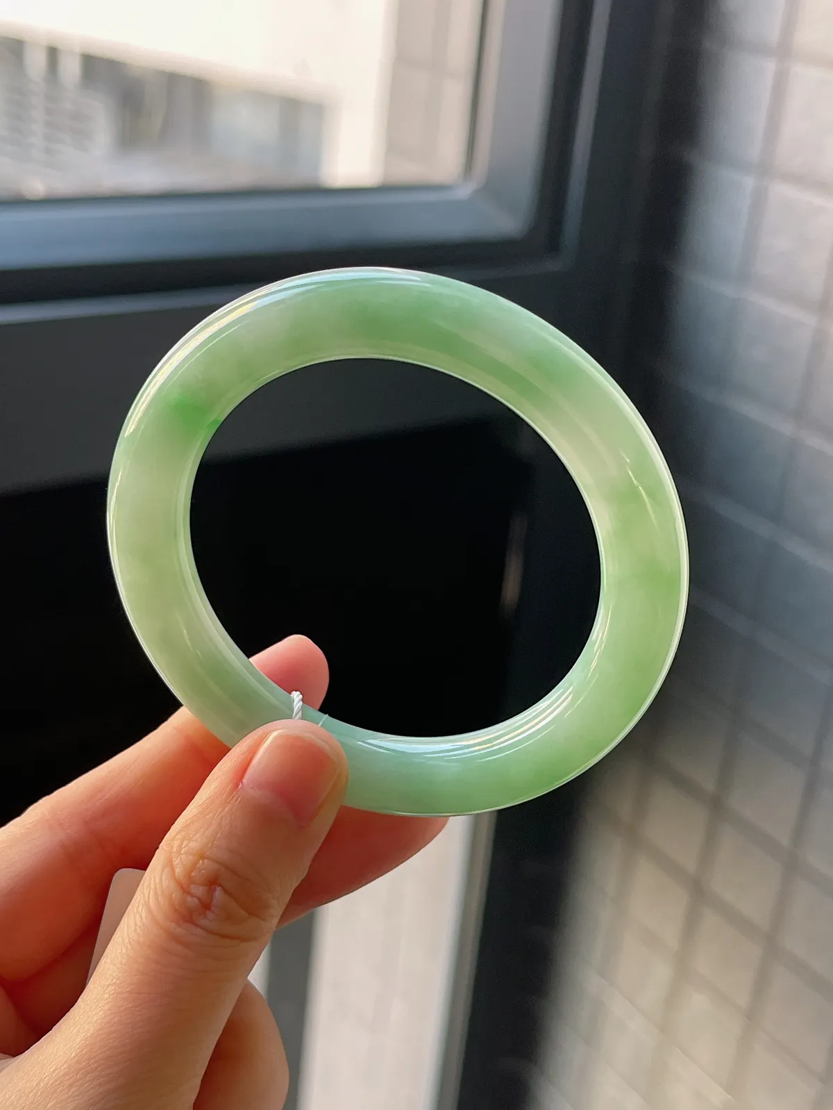 圆镯53圈口，翡翠糯化种淡绿色手镯