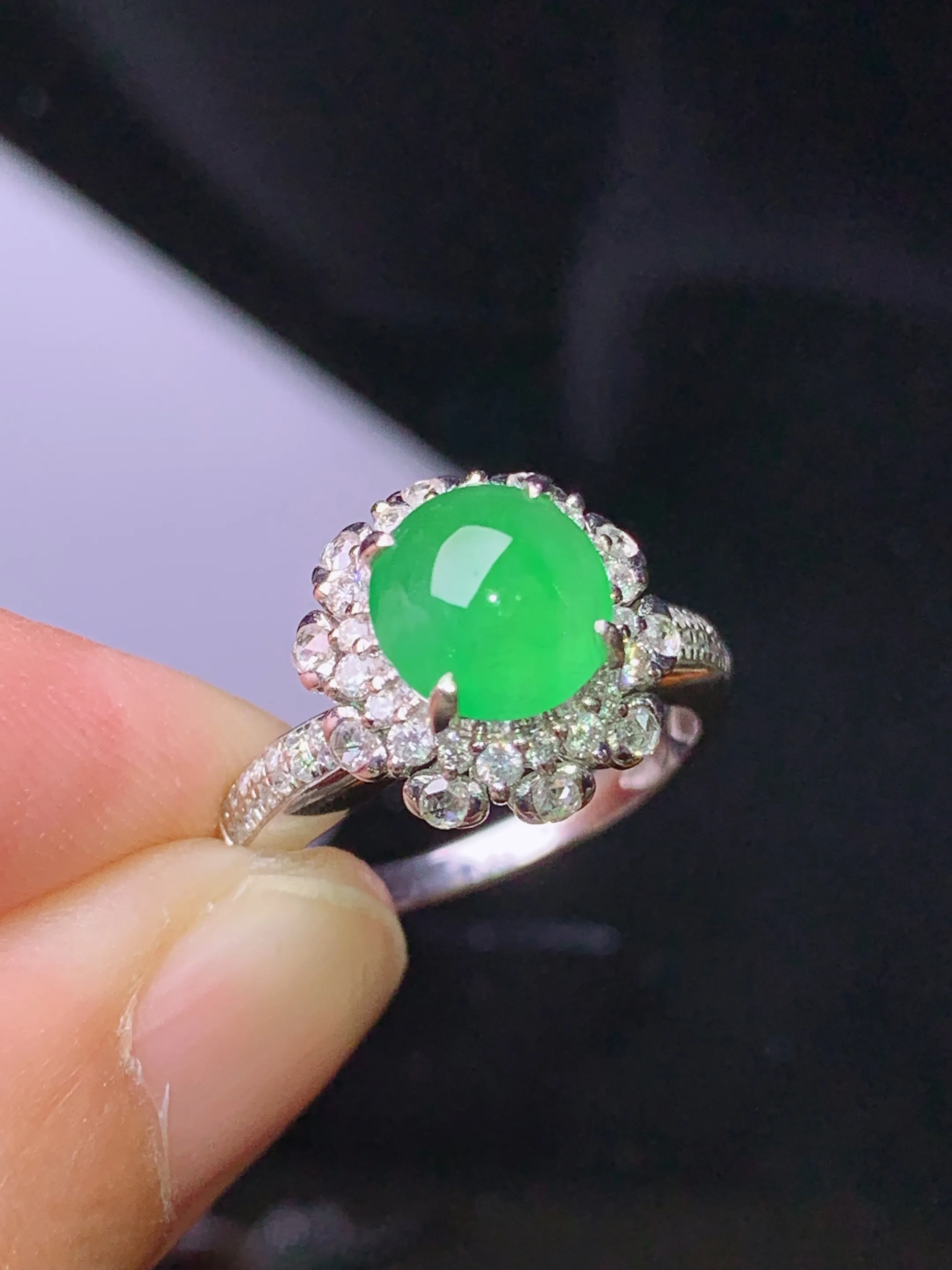 18k金钻镶嵌翠绿蛋面戒指 玉质细腻 色泽清新艳丽 圈口12.5 整体尺寸12.5*12*11.2