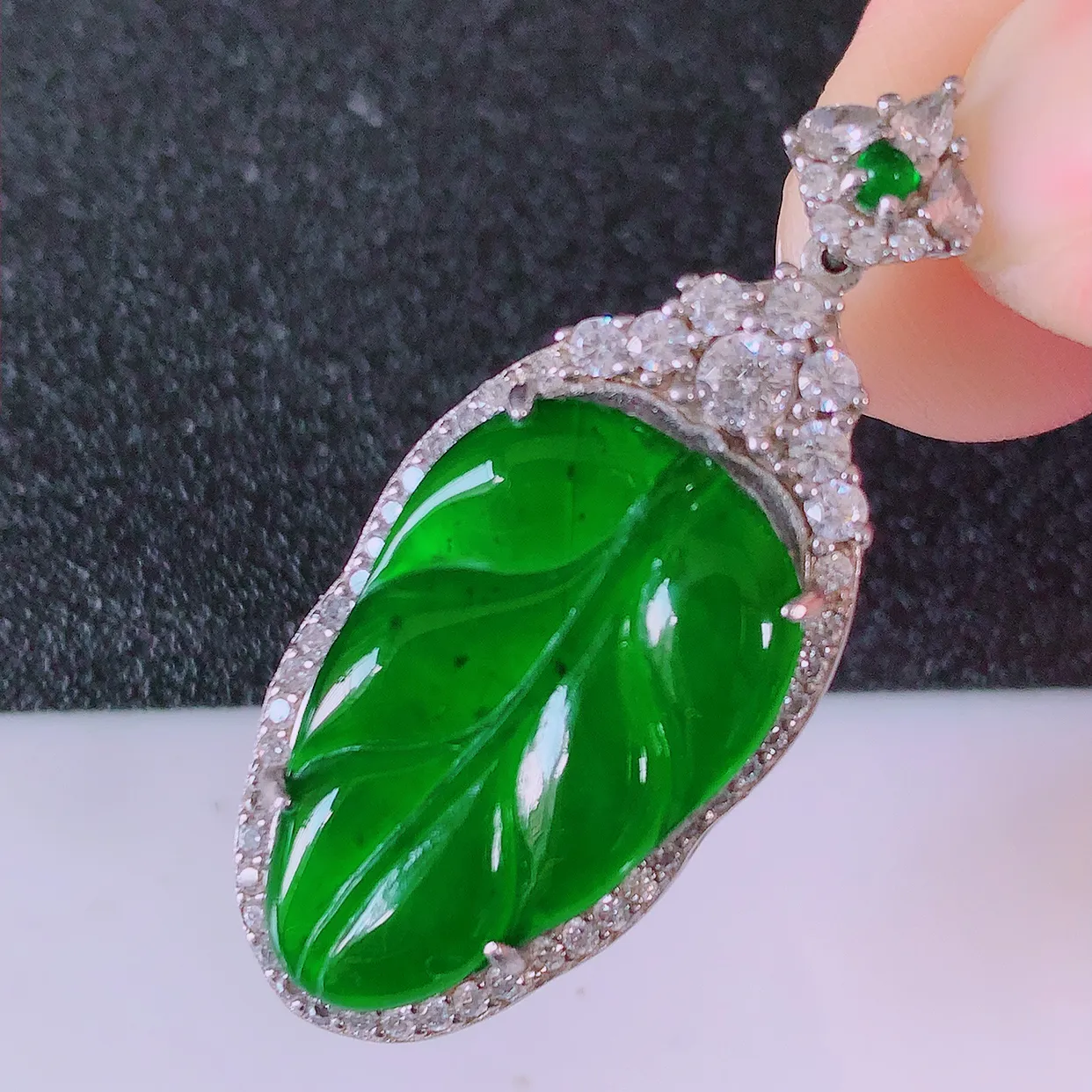 冰透满绿翡翠925银镶嵌叶子吊坠，自然光实拍，翠色灵动，颜色漂亮，种老水足，品相佳，佩戴佳品！#97.4整体40*16.8*7.2裸石23*14.5