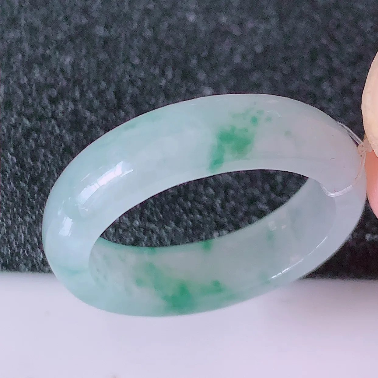 自然光实拍，18.8mm内径冰种飘花翡翠指环，玉戒指，玉质莹润，好精美好冰润的指环，19圈口，上手纤巧！#49.4尺寸18.8-5.6-3