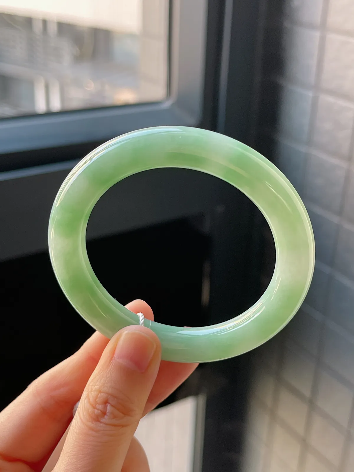 圆镯53圈口，翡翠糯化种淡绿色手镯