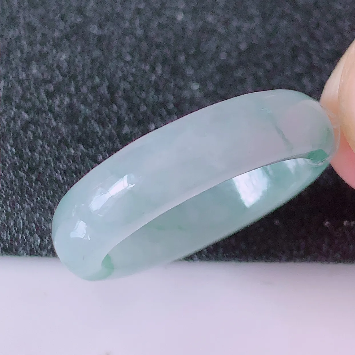 自然光实拍，18.8mm内径冰种飘花翡翠指环，玉戒指，玉质莹润，好精美好冰润的指环，19圈口，上手纤巧！#49.4尺寸18.8-5.6-3