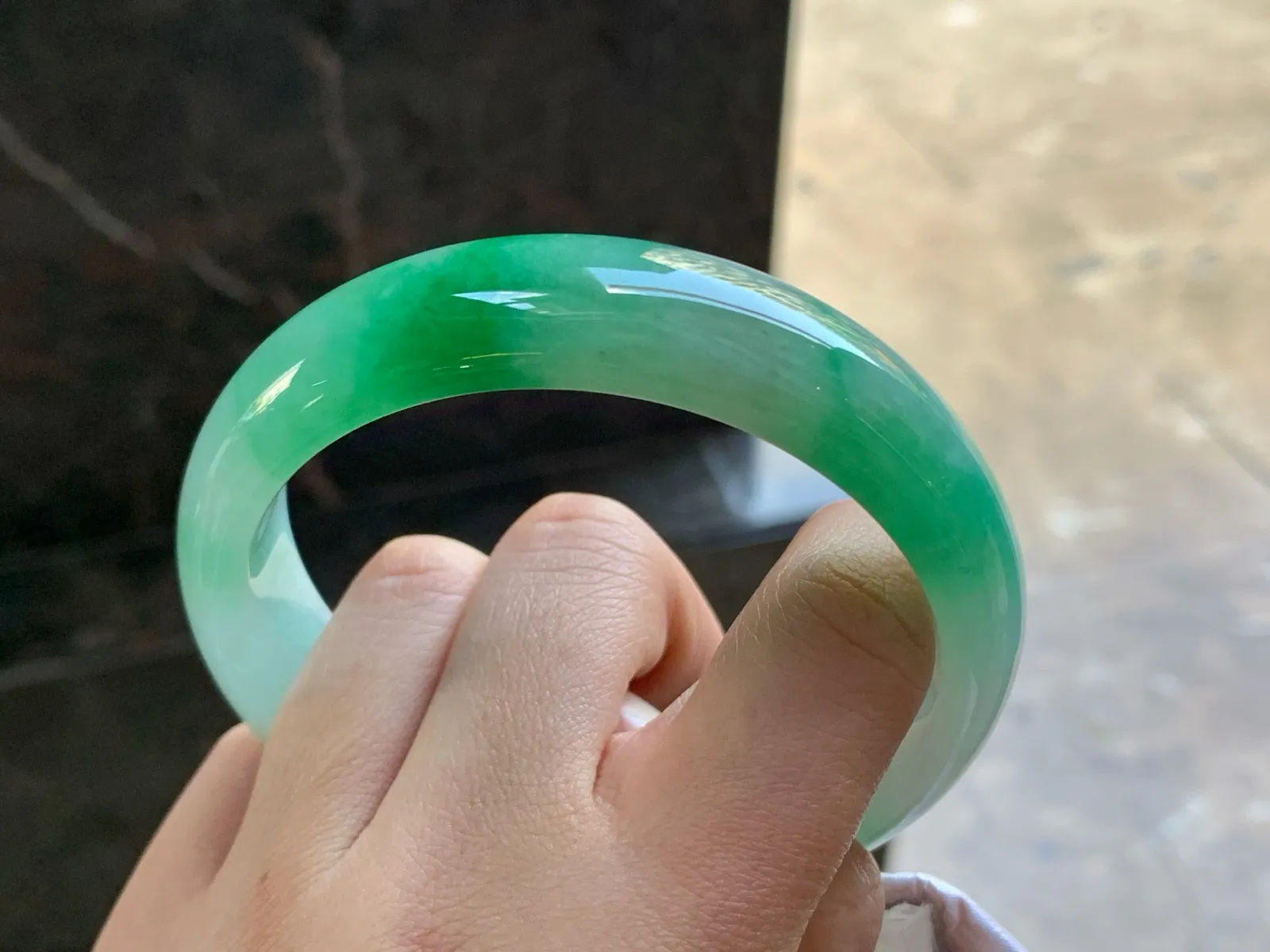 63-17-8.5

辣绿色大圈手镯^_^颜色鲜艳 宽版