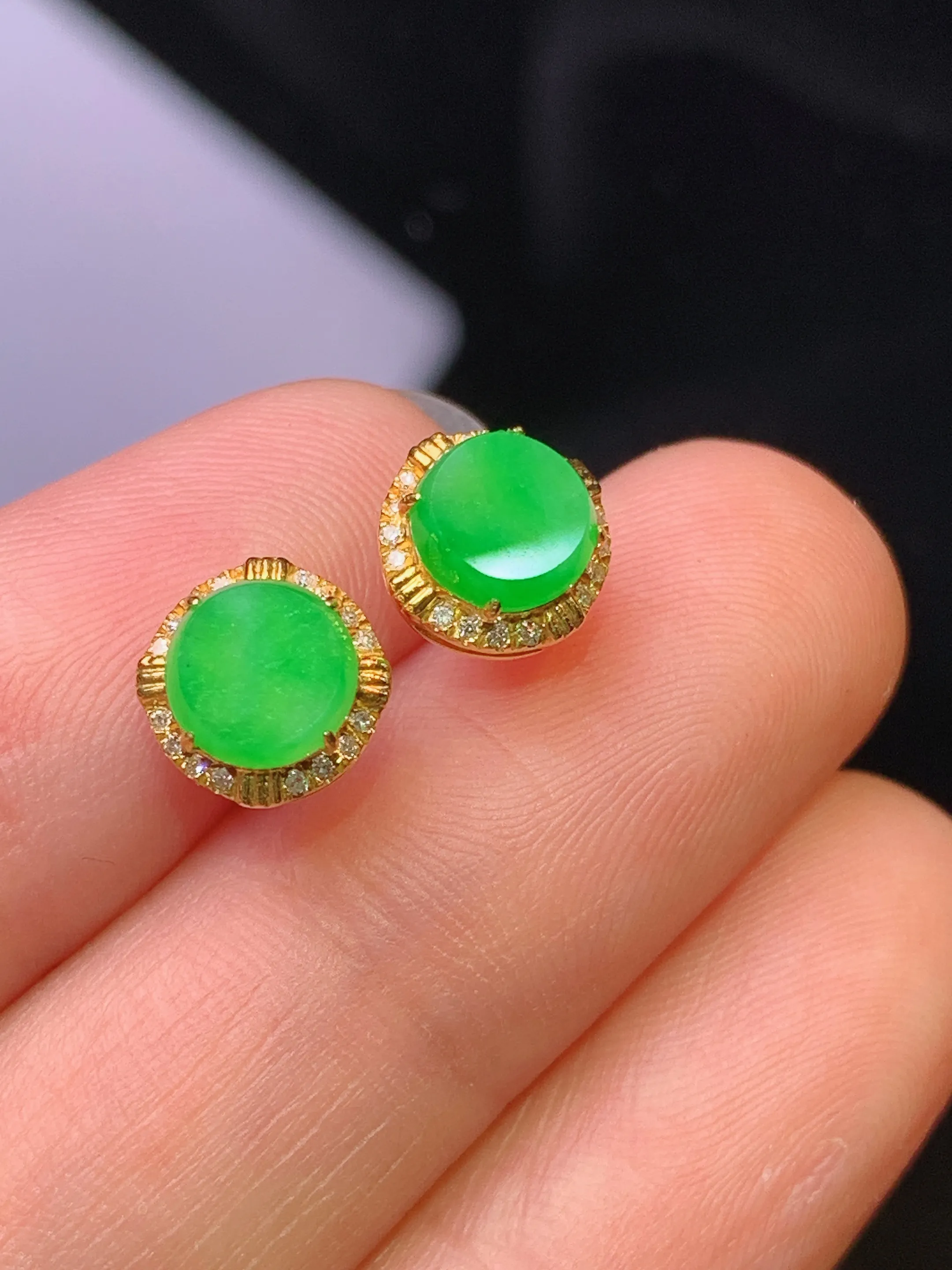 18k金钻镶嵌翠绿圆牌耳钉 玉质细腻 色泽清新艳丽 整体尺寸8*4.2