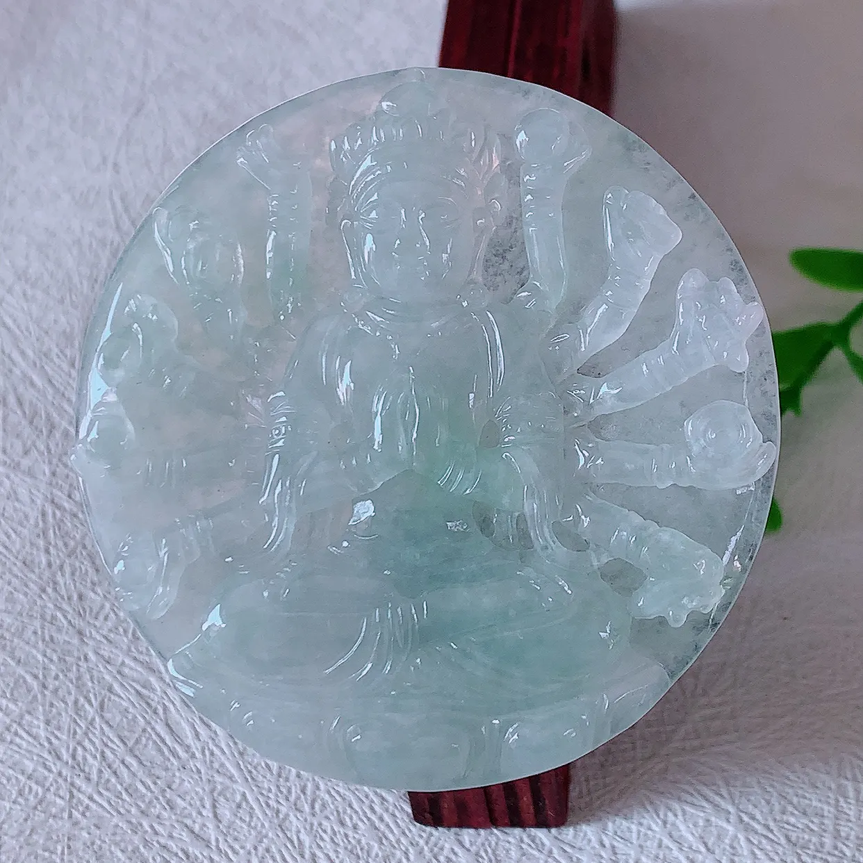 自然光实拍，冰飘花翡翠千手观音菩萨吊坠，赐福观音，玉润通透，慈祥端庄！#46.2