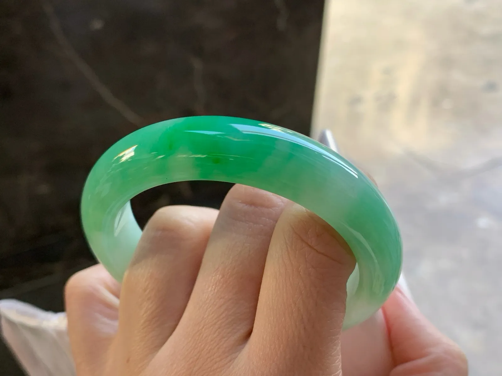 55-12.9-8.9

阳绿色手镯^_^玉质温润 细腻