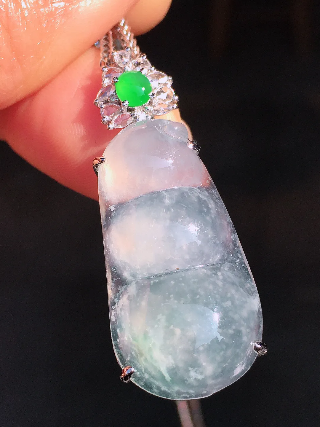 冰种福豆吊坠，玉质细腻，荧光感超
强，饱满圆润，尽显优雅气质，18k
金豪华镶嵌