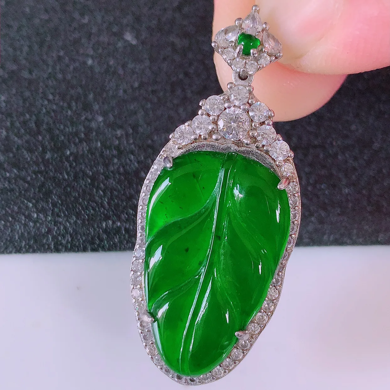 冰透满绿翡翠925银镶嵌叶子吊坠，自然光实拍，翠色灵动，颜色漂亮，种老水足，品相佳，佩戴佳品！#97.4整体40*16.8*7.2裸石23*14.5