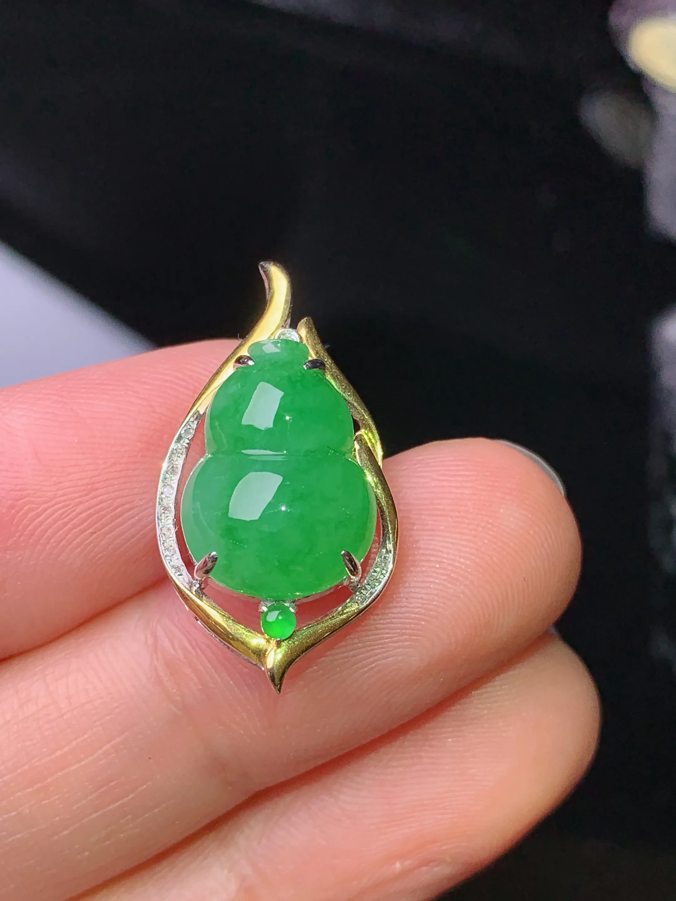 18k金镶嵌翠绿葫芦吊坠 玉质细腻 色泽艳丽清新 整体尺寸24.5*12.8*7