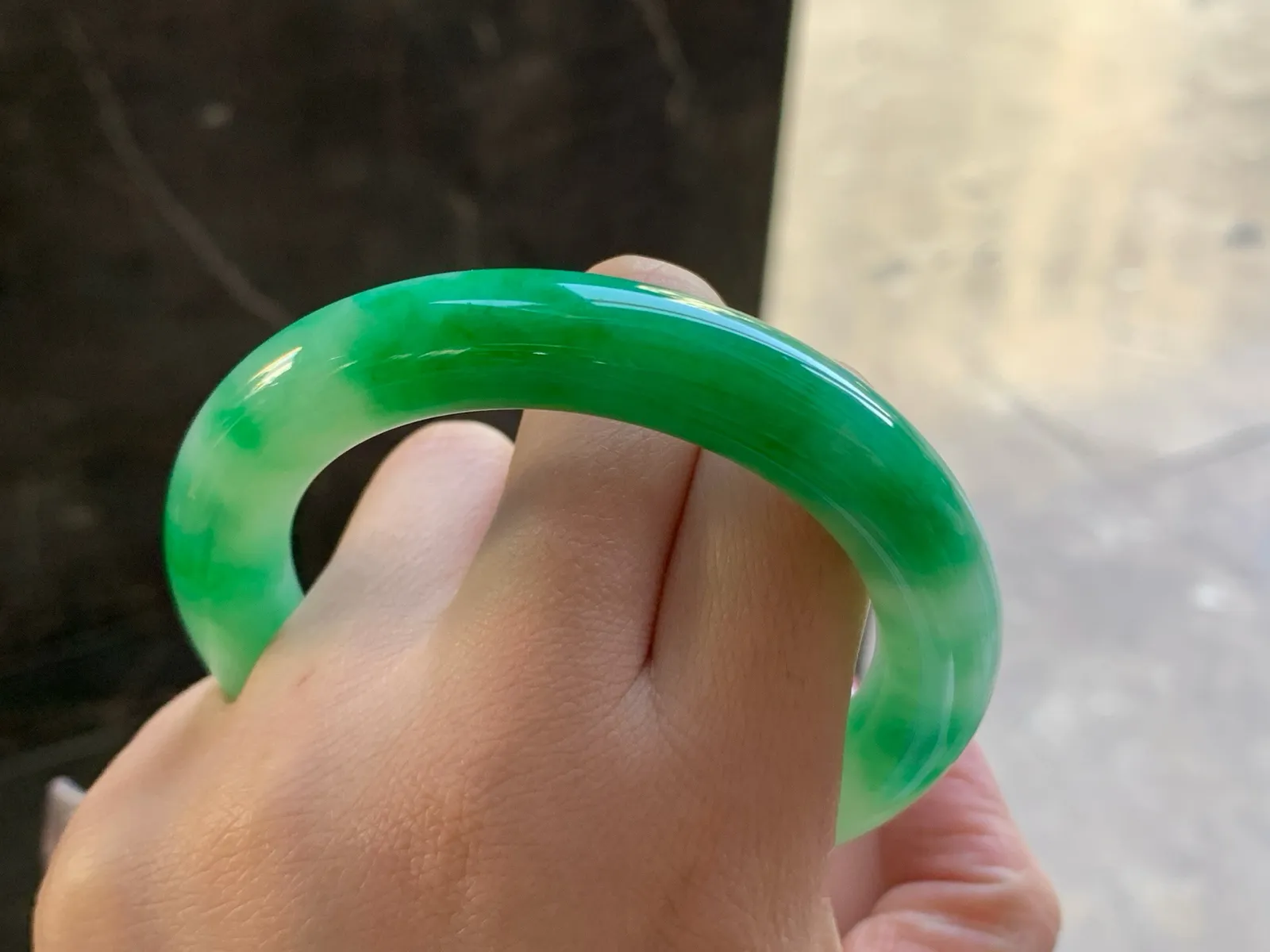 55-11

阳绿色圆条手镯^_^颜色鲜艳 玉质温润