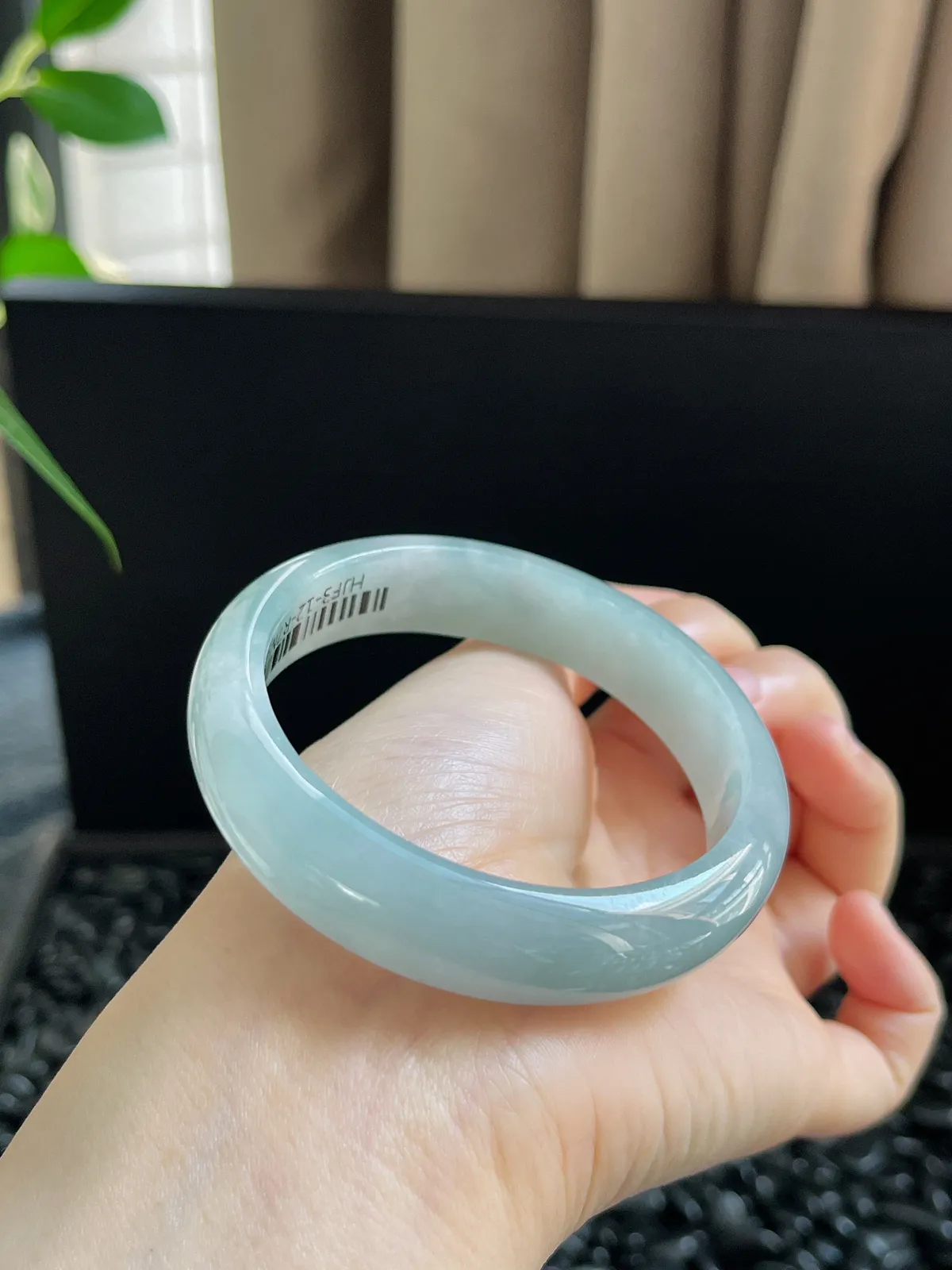 正圈56.6圈口，翡翠冰糯种淡绿色手镯