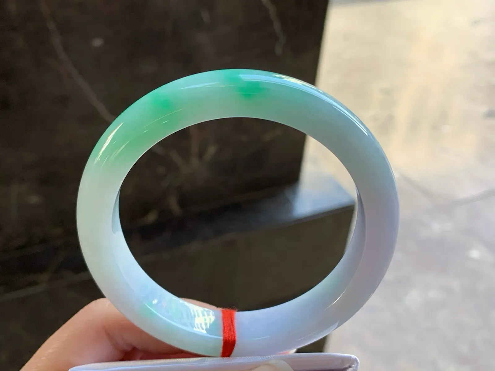 61.5-13.3-9.3

带色大圈手镯^_^色阳 玉质温润