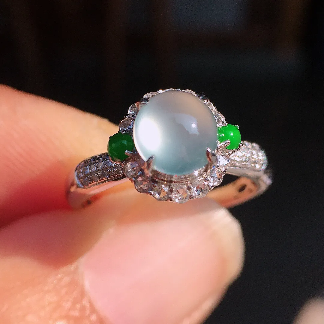 冰种蛋面戒指，玉质细腻，荧光感超
强，饱满圆润，尽显优雅气质，18k
金豪华镶嵌