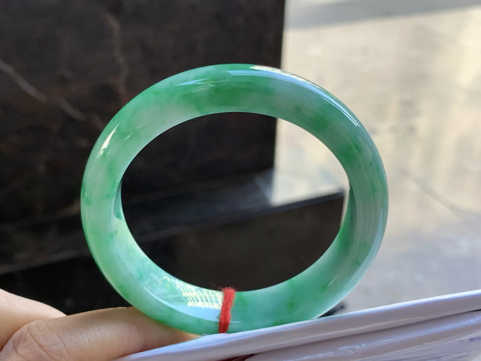 54-13-8.3

带色手镯^_^颜色好看 玉质温润