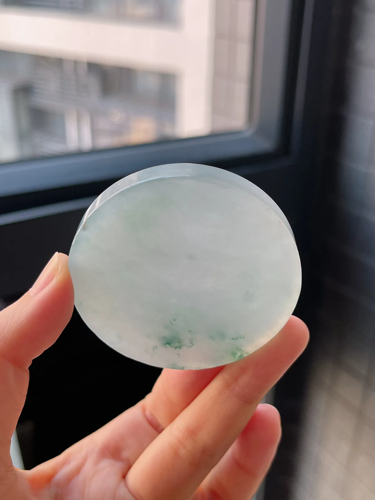 翡翠冰糯种淡绿色镯心