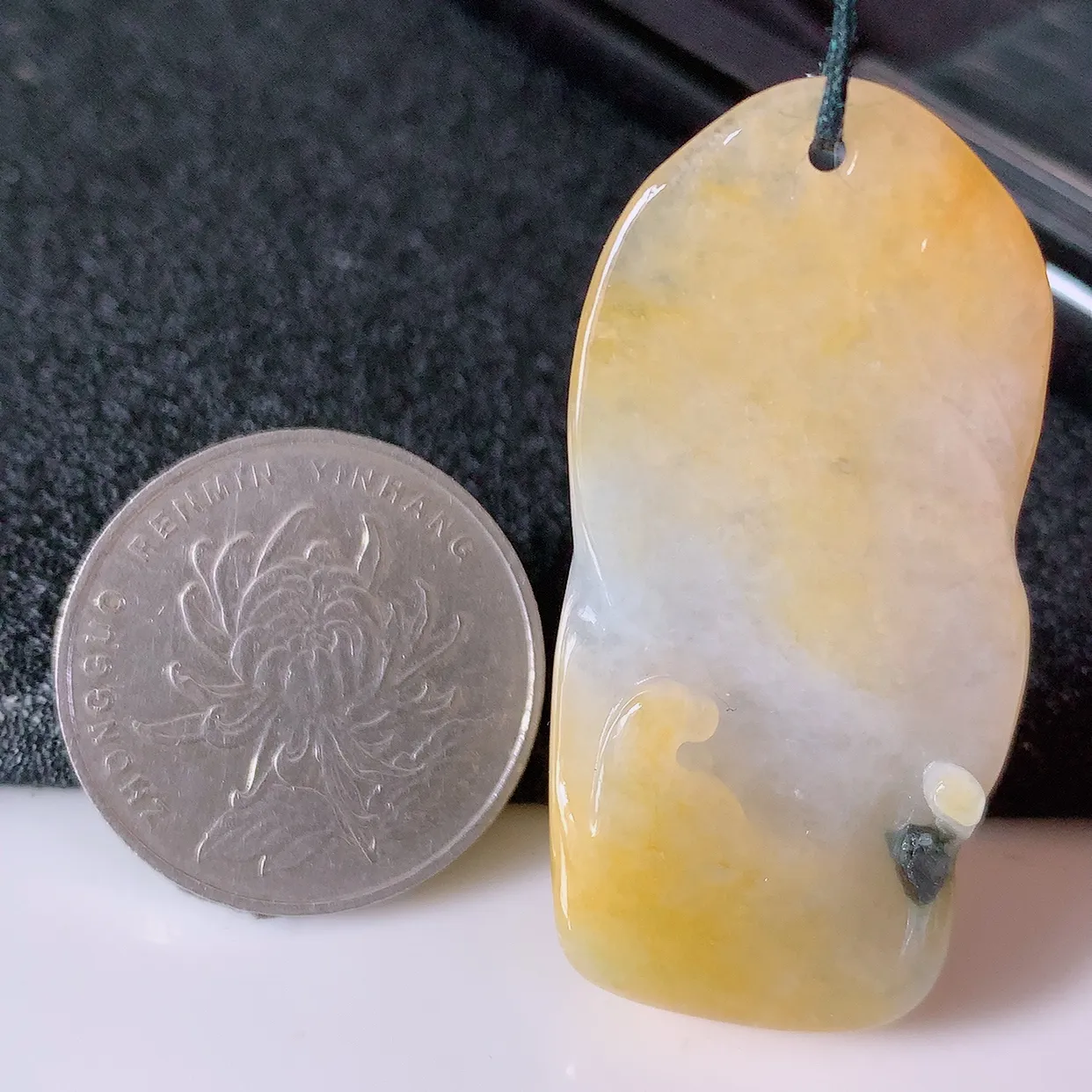 自然光实拍，特色冰黄翡三彩翡翠悟道吊坠，翡翠悟道寓意“祥和，安宁，吉祥，幸福”，佩戴效果优雅迷人，性价比超高！#60.4
