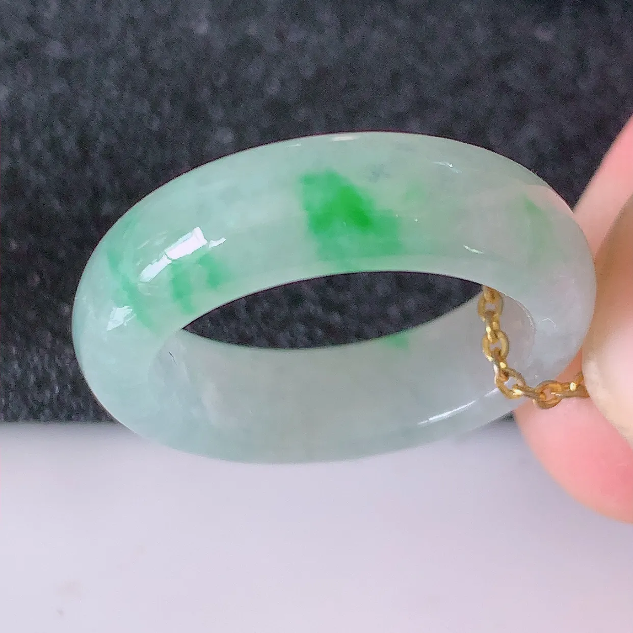 自然光实拍，冰飘阳绿翡翠指环，16.6mm内径翡翠指环，玉戒指，玉质莹润，好精美好冰润的指环，13圈口，上手纤巧！#1.4尺寸16.6*5.6*3.2