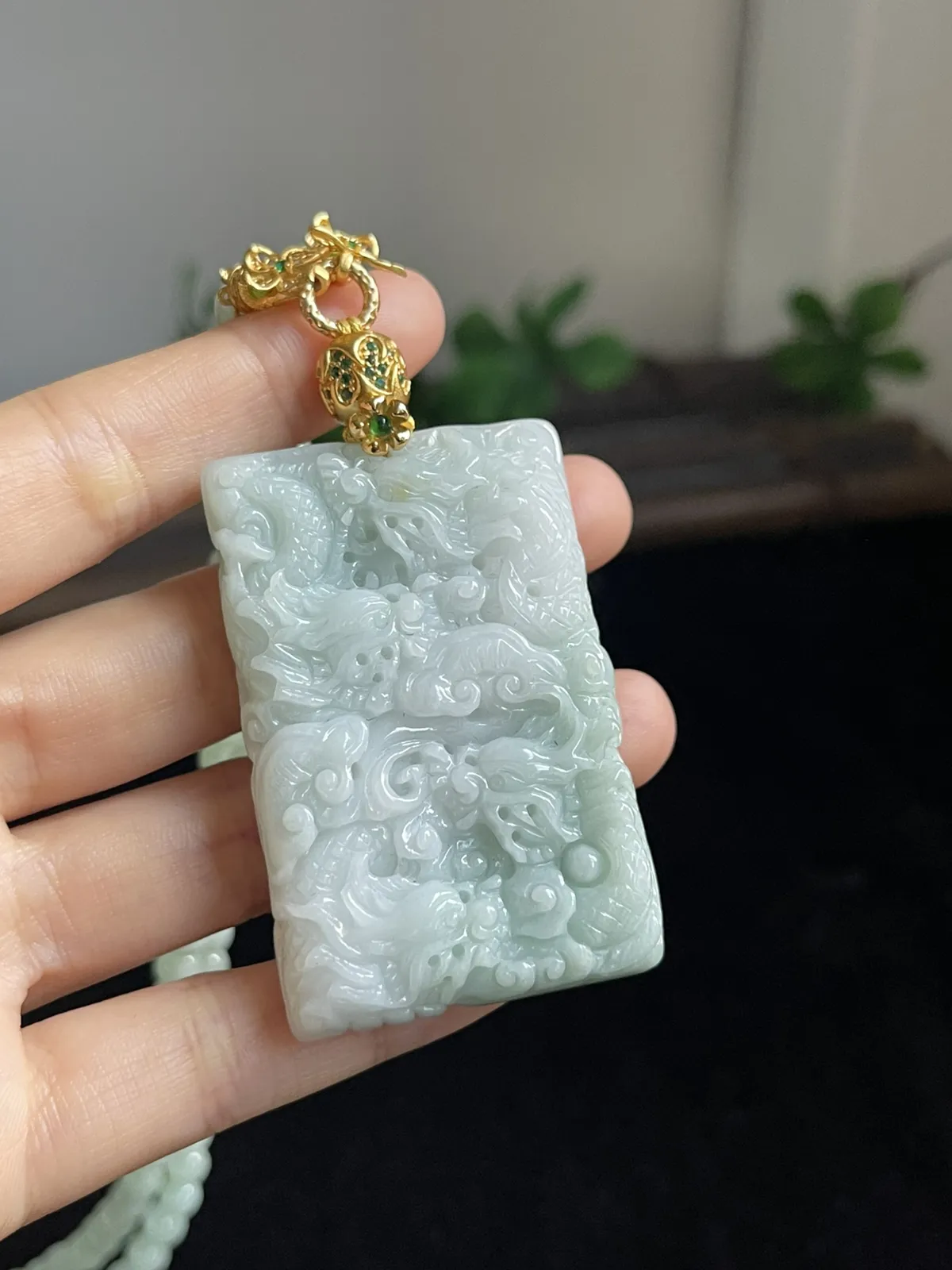 翡翠糯化种吊坠，配珠未测