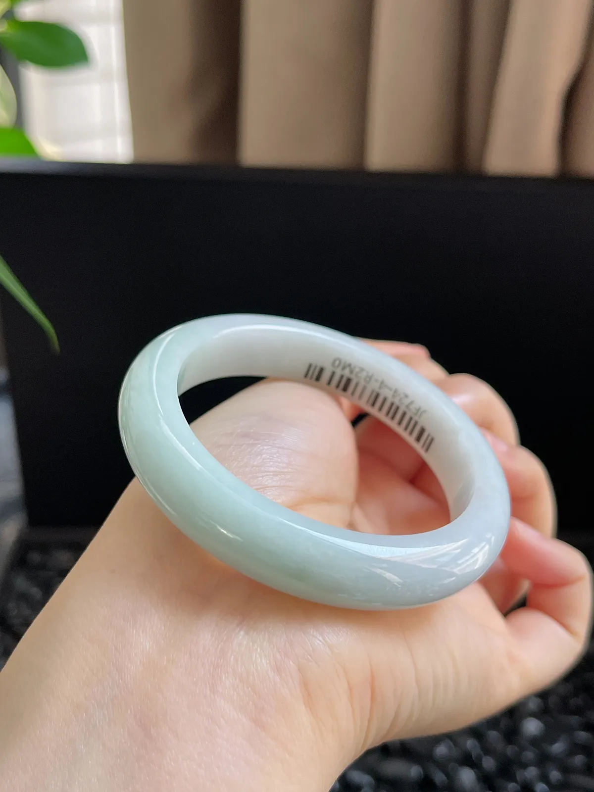 正圈54圈口，翡翠糯化种淡绿色手镯