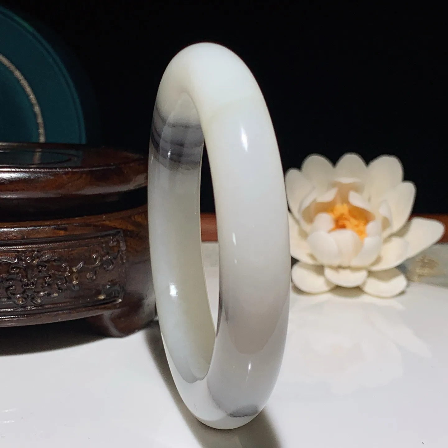 59圈口新疆和田玉羊脂白籽料青花手镯 59圈口条宽13厚12重82.8克。白度一级。玉质细腻油润。手推出油。佩戴高端典雅。lt250105