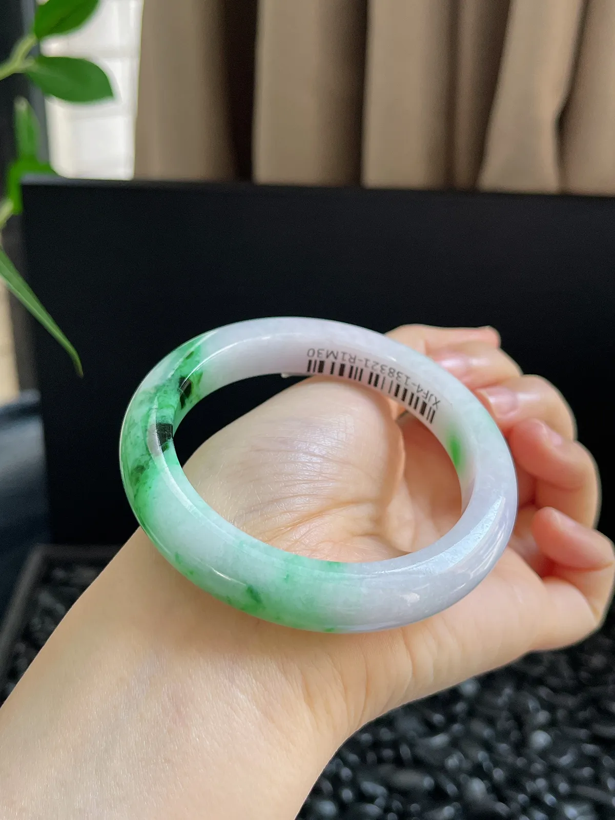 正圈56.8圈口，翡翠糯化种飘绿手镯