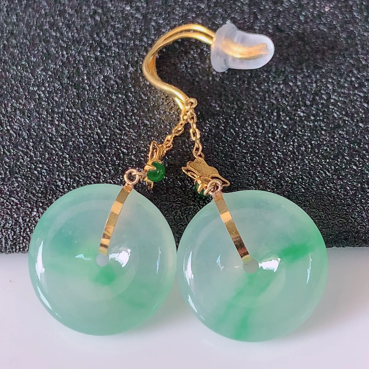 18k金镶嵌冰种飘绿翡翠平安扣耳坠，沁人心脾，耳坠佩戴效果大气出众，尽显气质。种水好，胶感足，颜相当