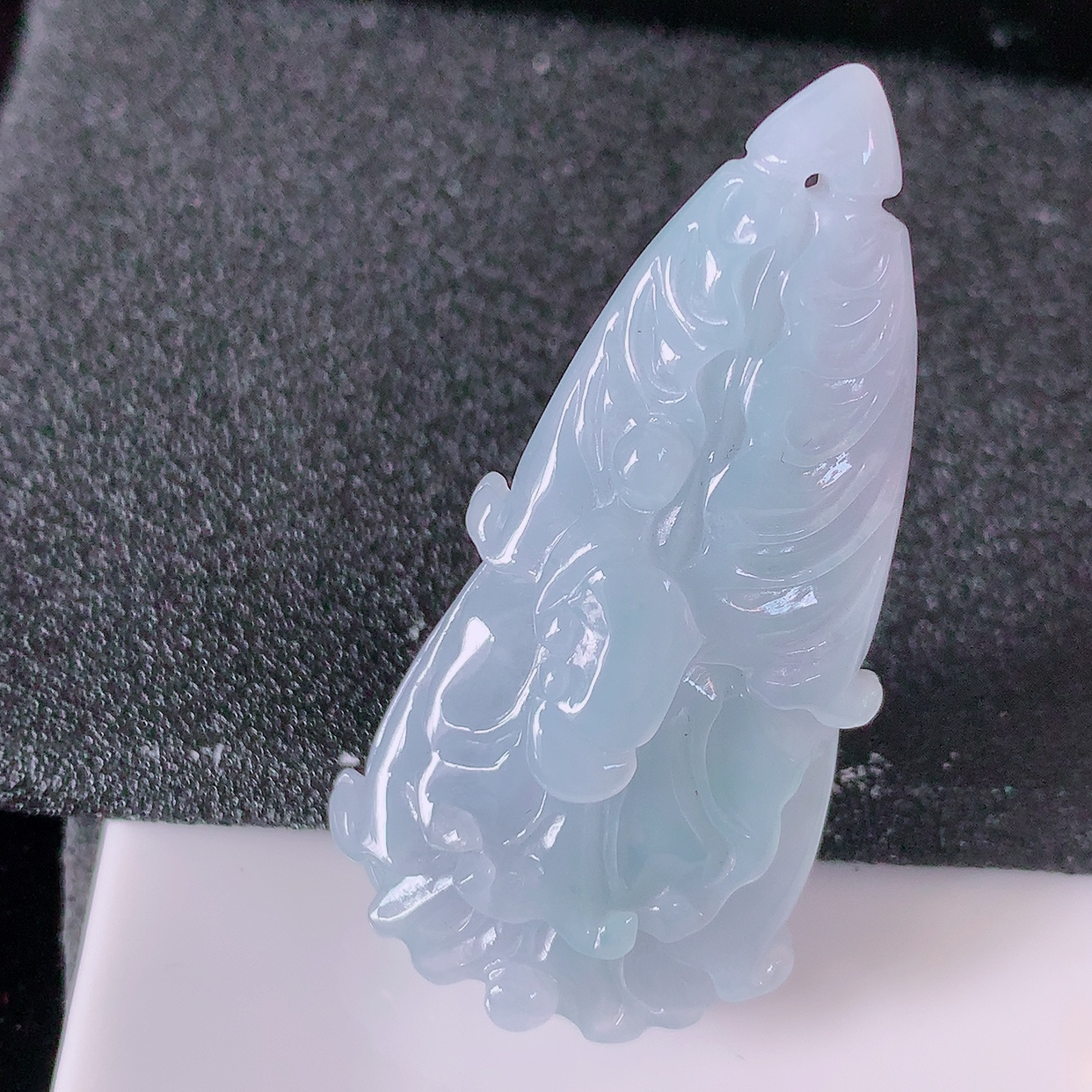 自然光实拍，精雕紫罗兰翡翠白菜吊坠，百财聚来，财源滚滚，精工水润的白菜，十分厚实，性价比高！#41.4