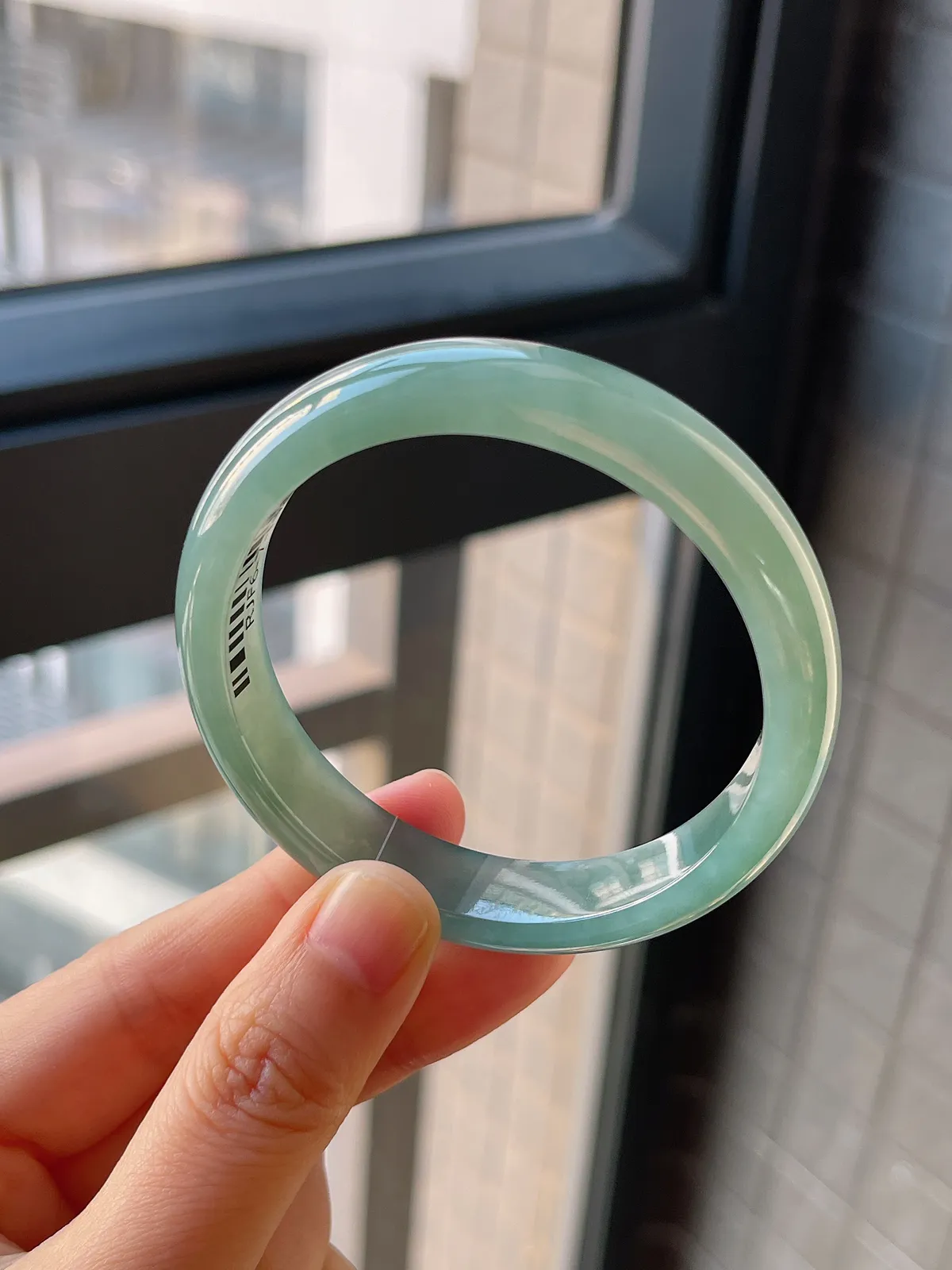 正圈53.7圈口，翡翠糯化种淡绿色手镯