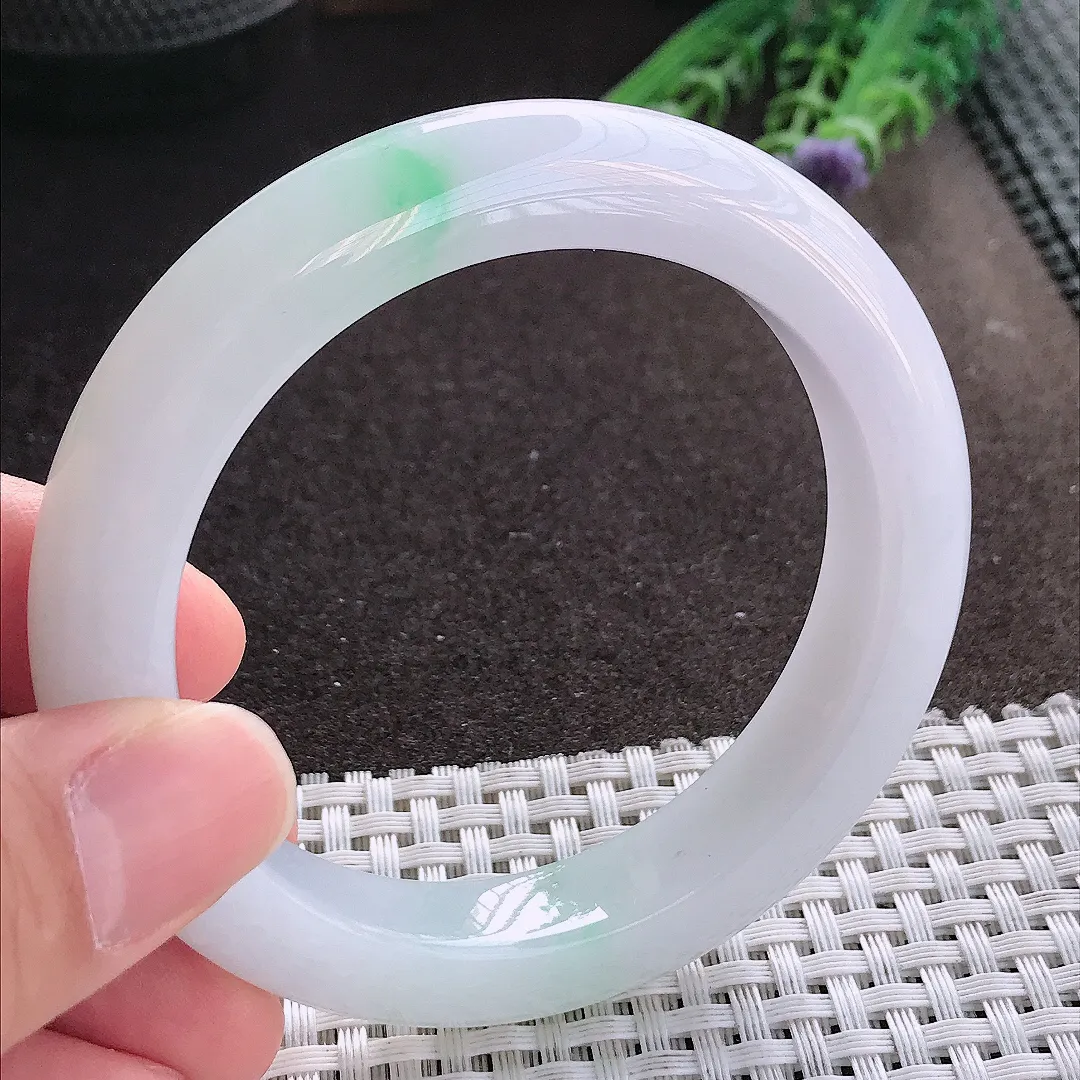 实拍A货翡翠56/12/9.8老坑秀气冰润飘绿手镯宽边玉镯手环