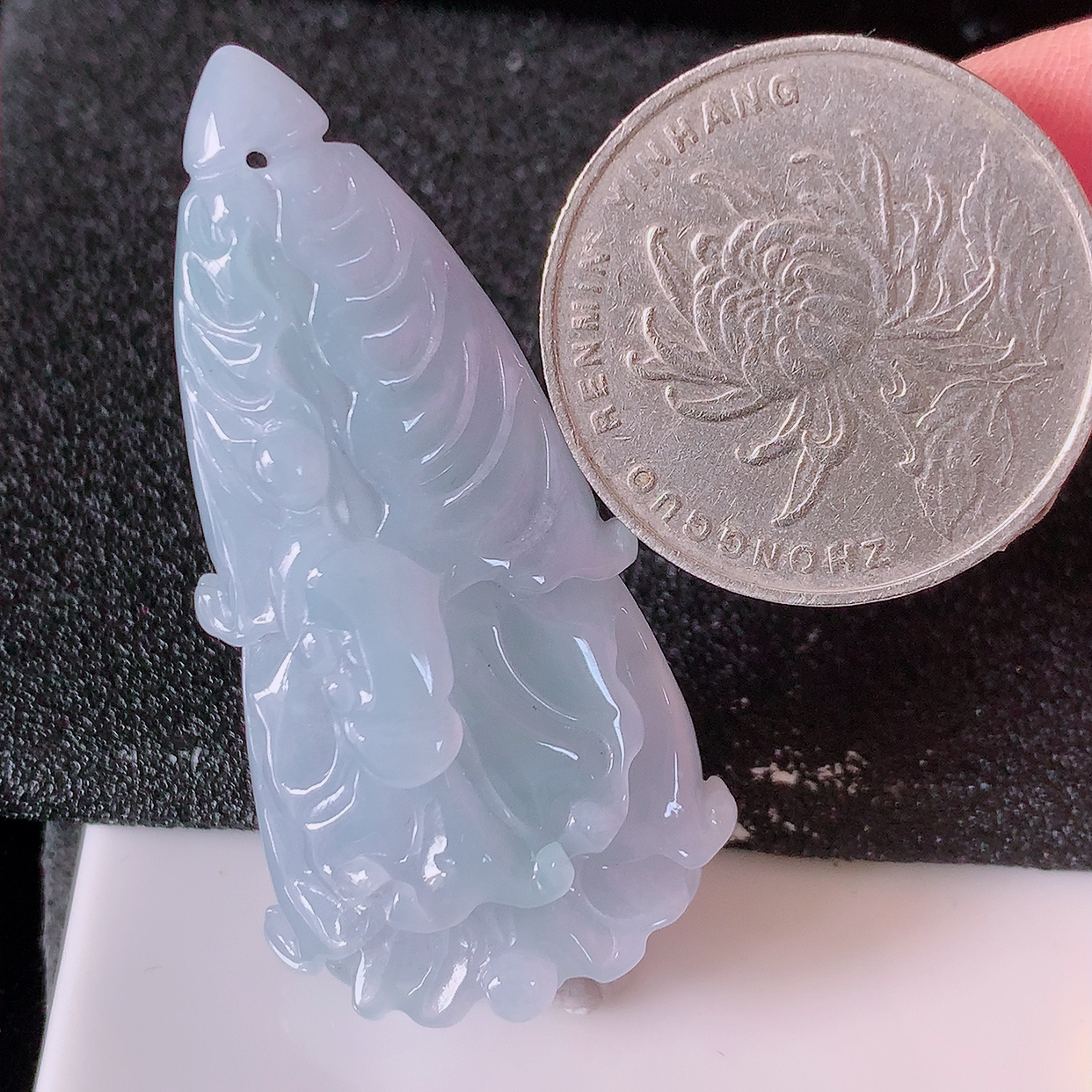 自然光实拍，精雕紫罗兰翡翠白菜吊坠，百财聚来，财源滚滚，精工水润的白菜，十分厚实，性价比高！#41.4