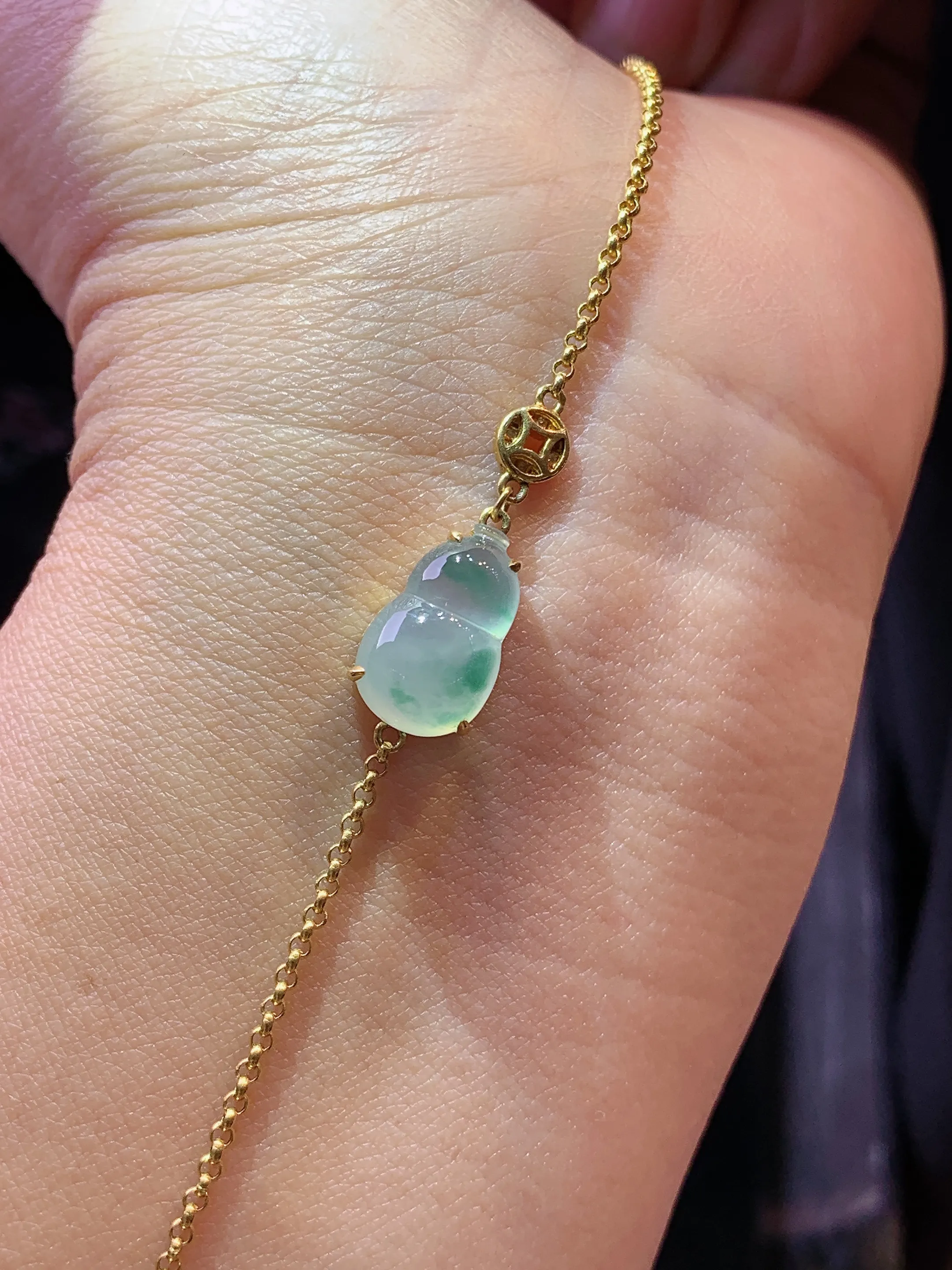 18k金镶嵌飘绿葫芦手链 玉质细腻 色泽清新艳丽 裸石尺寸13.3*8.2*5