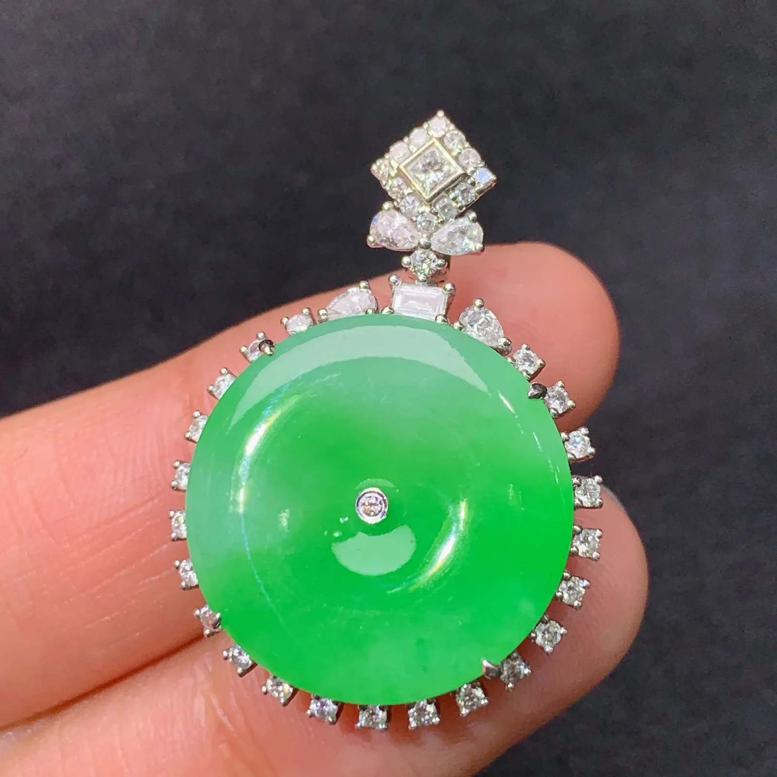 阳绿平安扣吊坠，18k金镶嵌，色泽鲜阳，冰润细腻，种水足，Yns 尺寸31.3*22*6.9