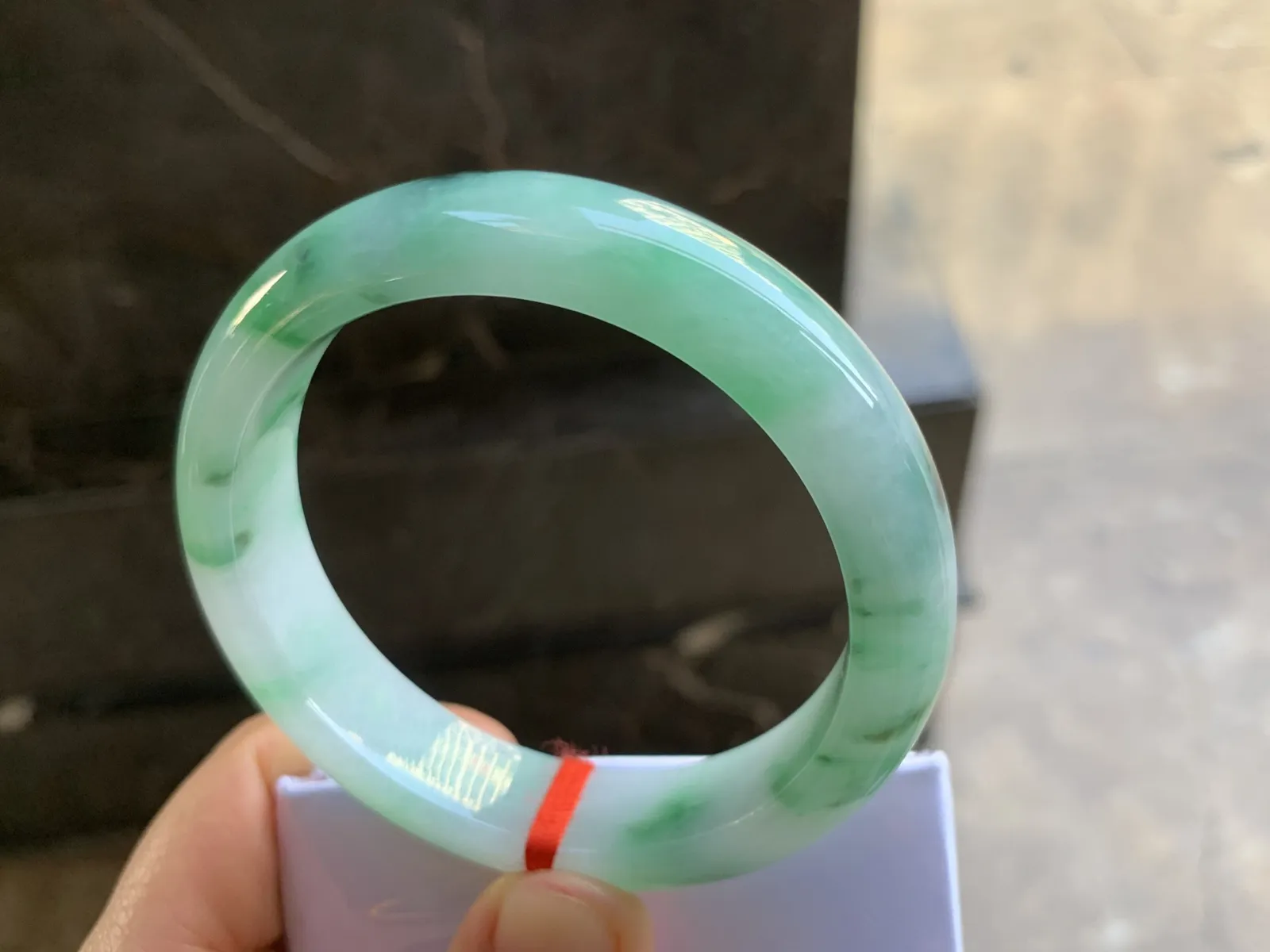 56.5-13.6-8.4mm
带色手镯 底子细腻 颜色漂亮 性价比推荐