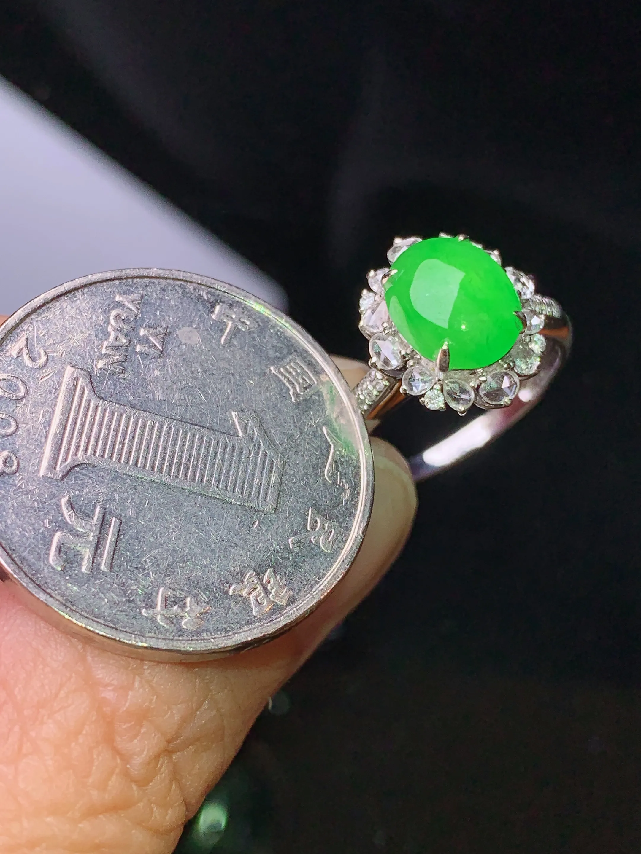 18k金钻镶嵌翠绿蛋面 玉质细腻 色泽清新艳丽 圈口12.5 整体尺寸13.2*11.6*8.5