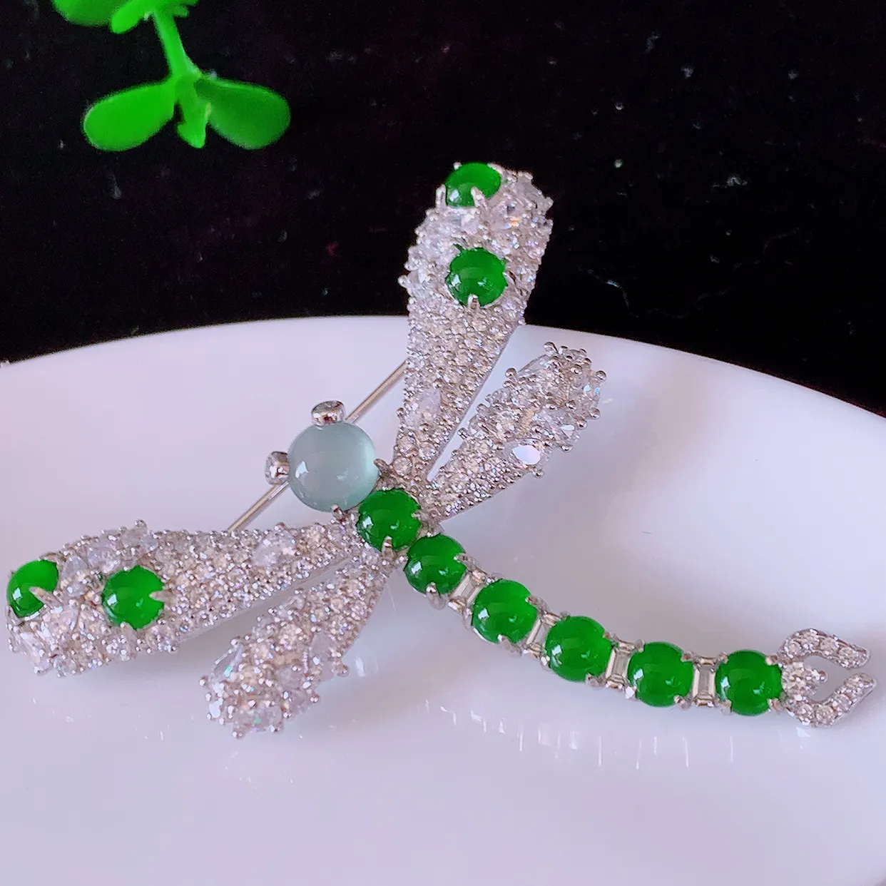 冰透满绿翡翠925银镶嵌蜻蜓胸针，自然光实拍，翠色灵动，颜色漂亮，种老水足，品相佳，佩戴佳品！#97.2整体38.5*45.5*7.8取一裸石5.2*5.2