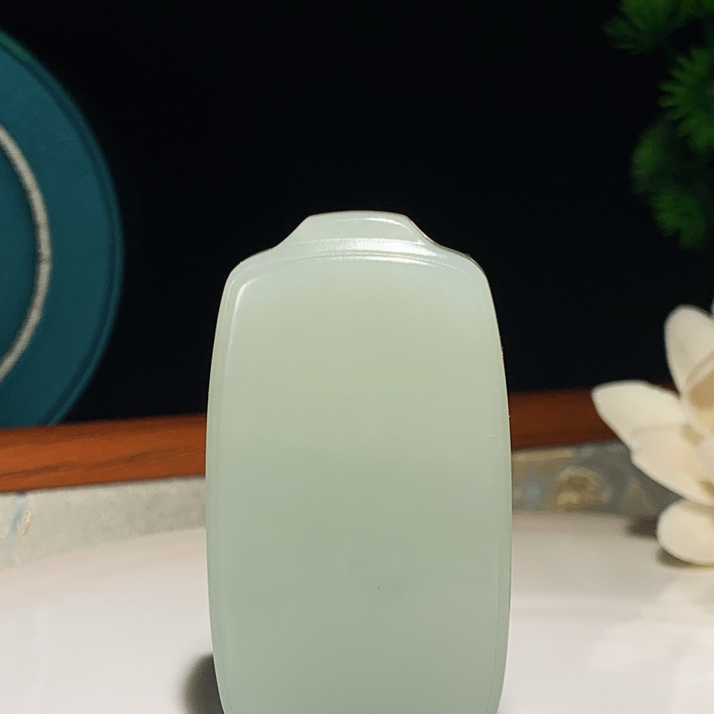 新疆和田玉且末蓝平安无事牌挂件。尺寸60/33/12重56克。玉质细腻油润。手推出油。佩戴高端典雅。lt250105