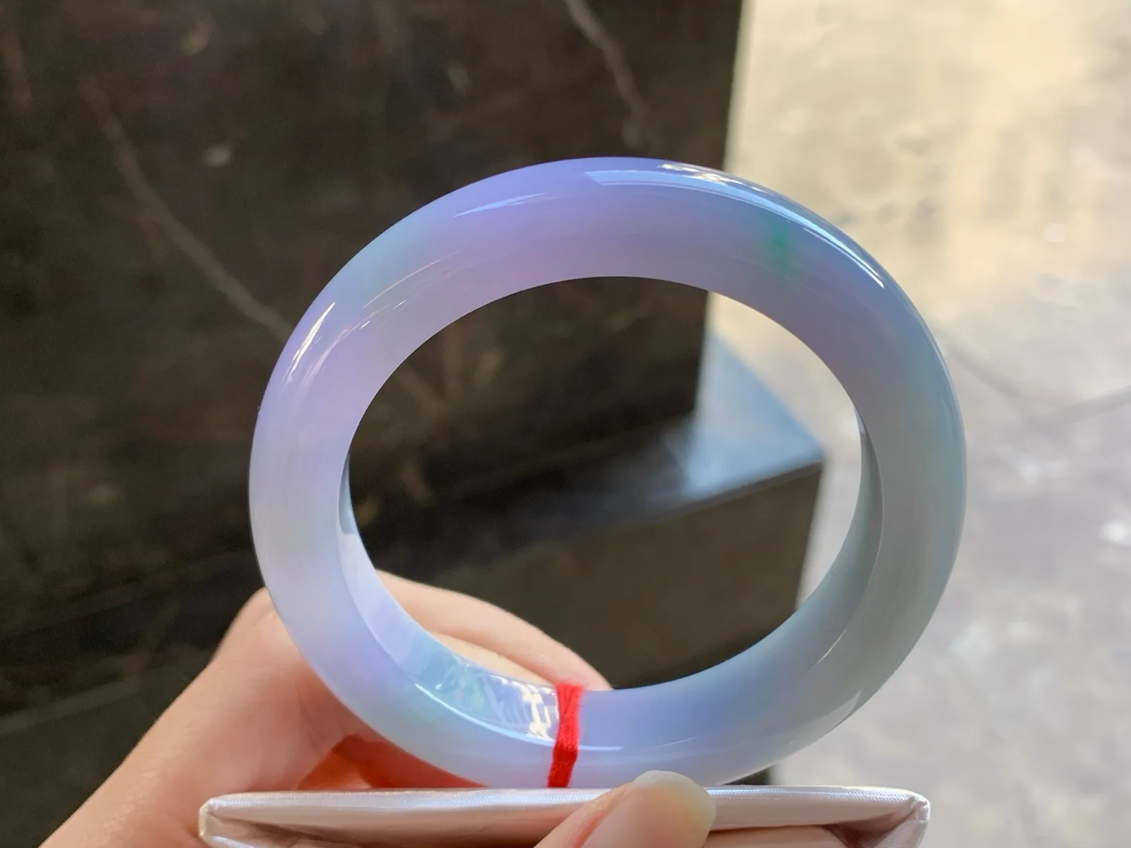 55.5-11.7-8.9

紫罗兰手镯^_^春带彩 玉质温润 鲜艳