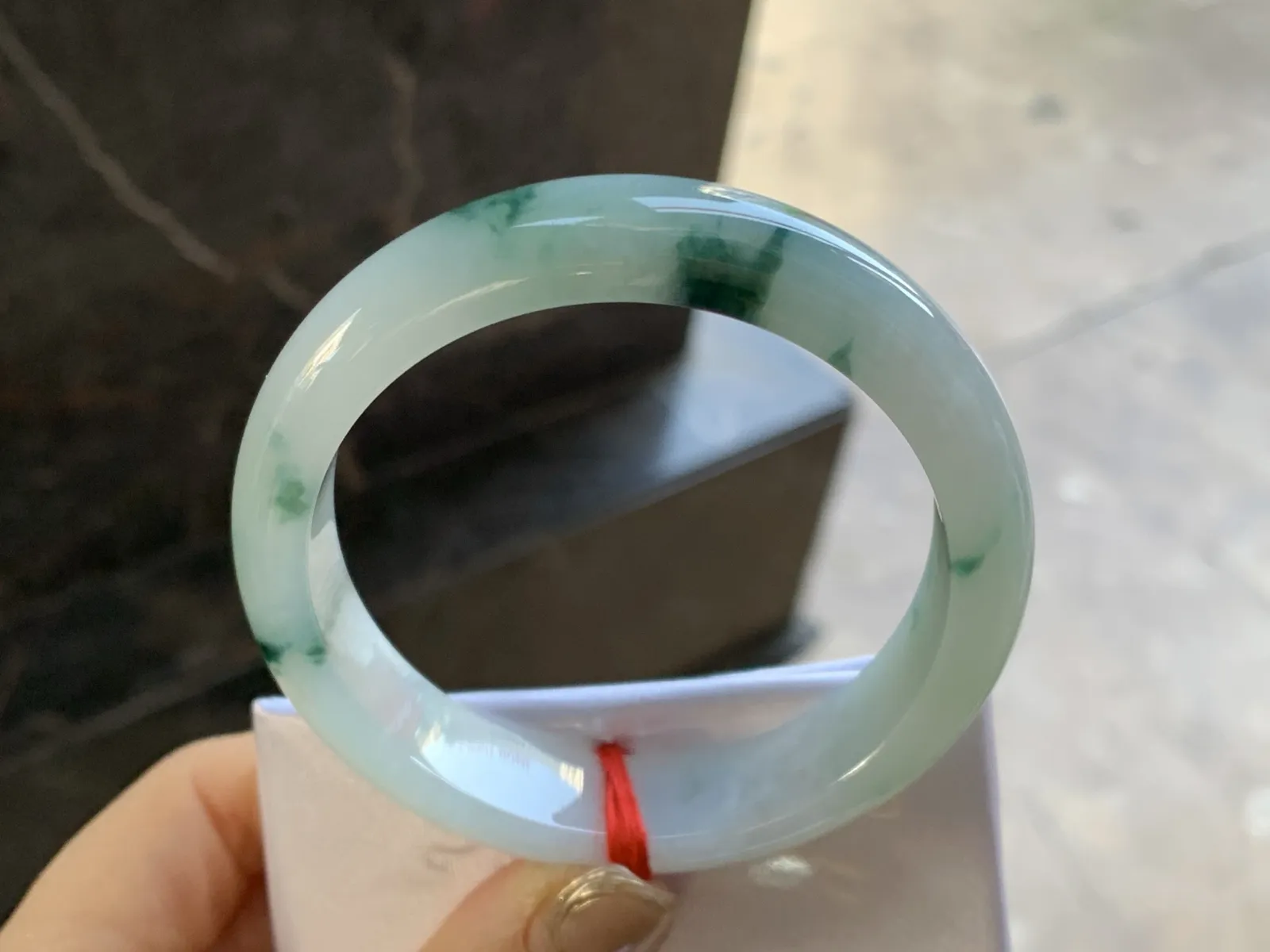 飘花手镯
尺寸：54.8-13-7.8mm
肉质细腻干净～飘花点缀