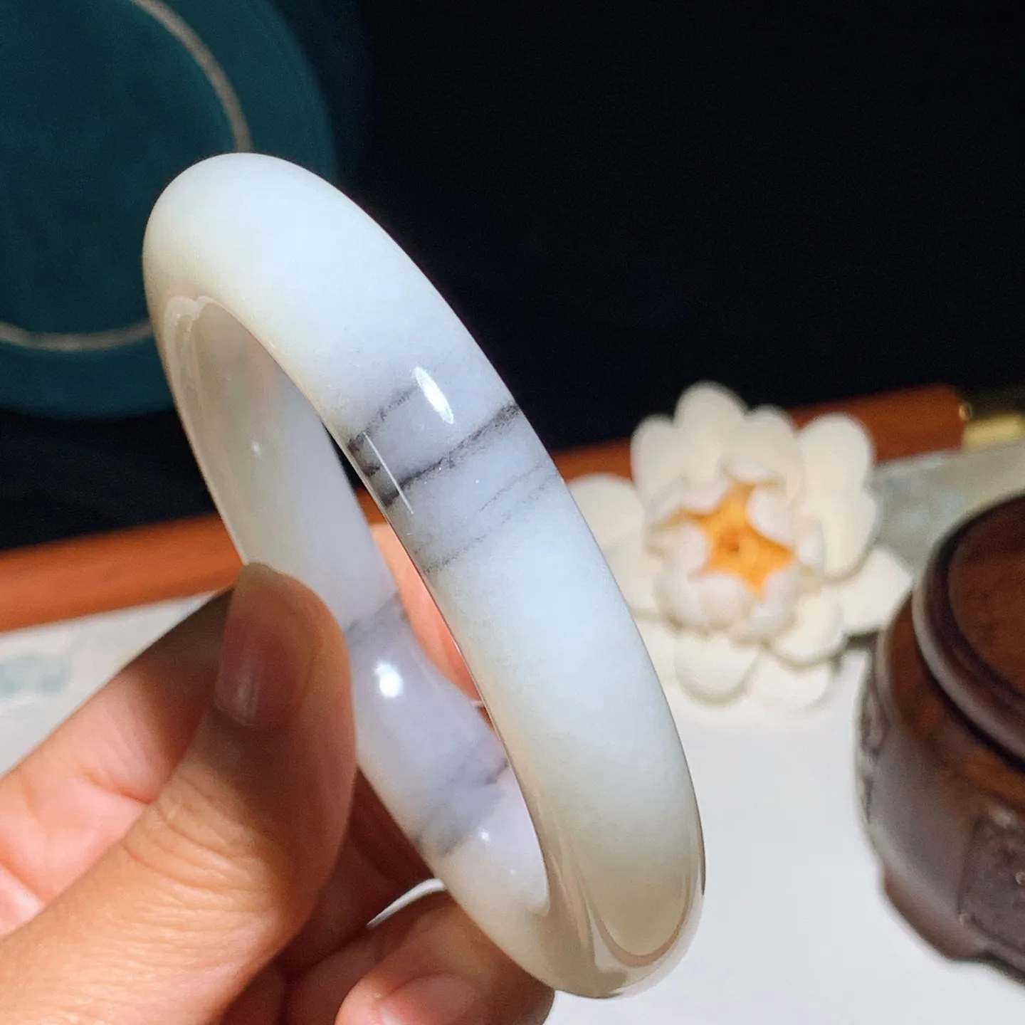 59圈口新疆和田玉羊脂白籽料青花手镯 59圈口条宽13厚12重82.8克。白度一级。玉质细腻油润。手推出油。佩戴高端典雅。lt250105