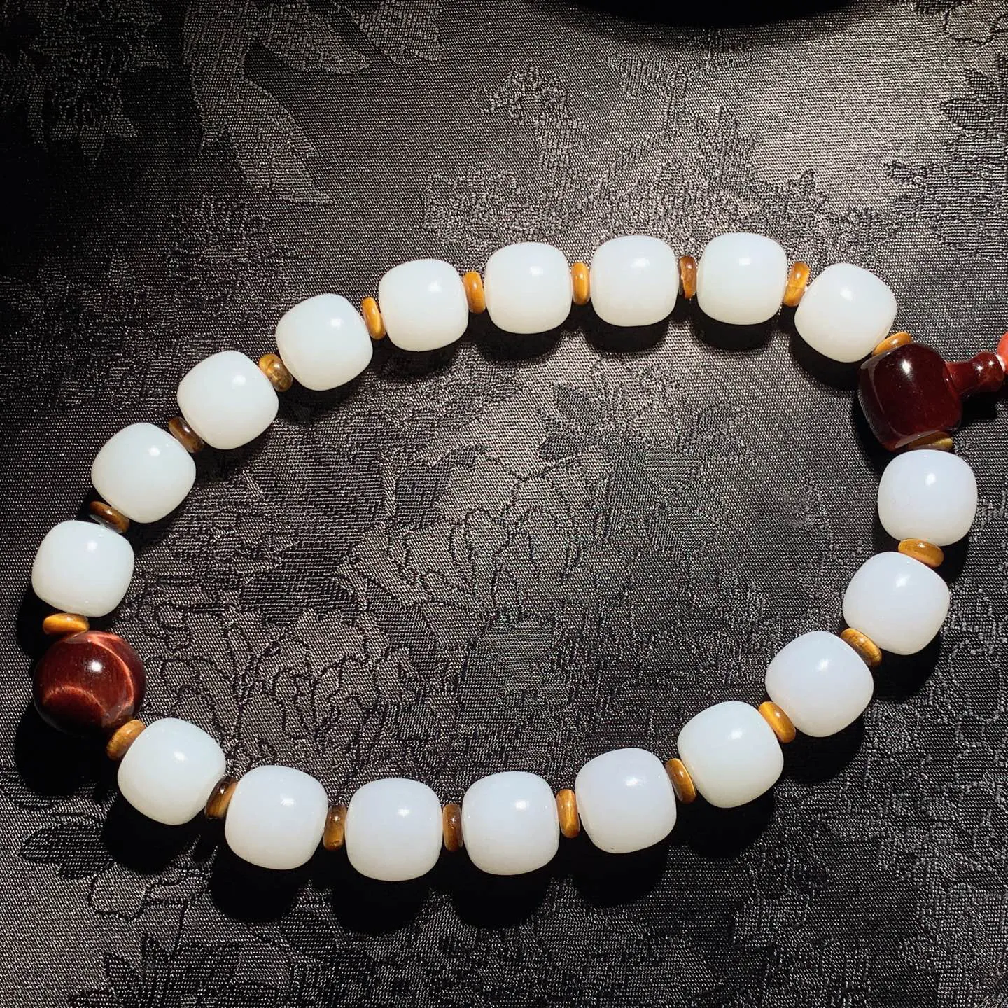 新疆和田玉羊脂白老型珠手持。十八子手持 单颗尺寸14重106.5克。玉质细腻油润。手推出油。佩戴高端典雅。lt250105