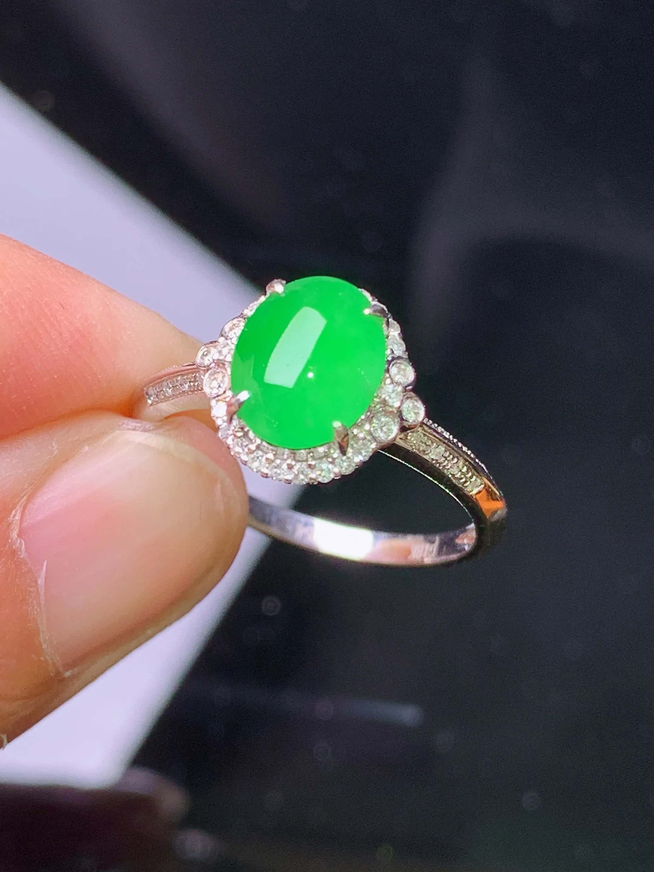 18k金钻镶嵌翠绿蛋面戒指 玉质细腻 色泽清新艳丽 圈口14 整体尺寸10.2*10.8*6.8