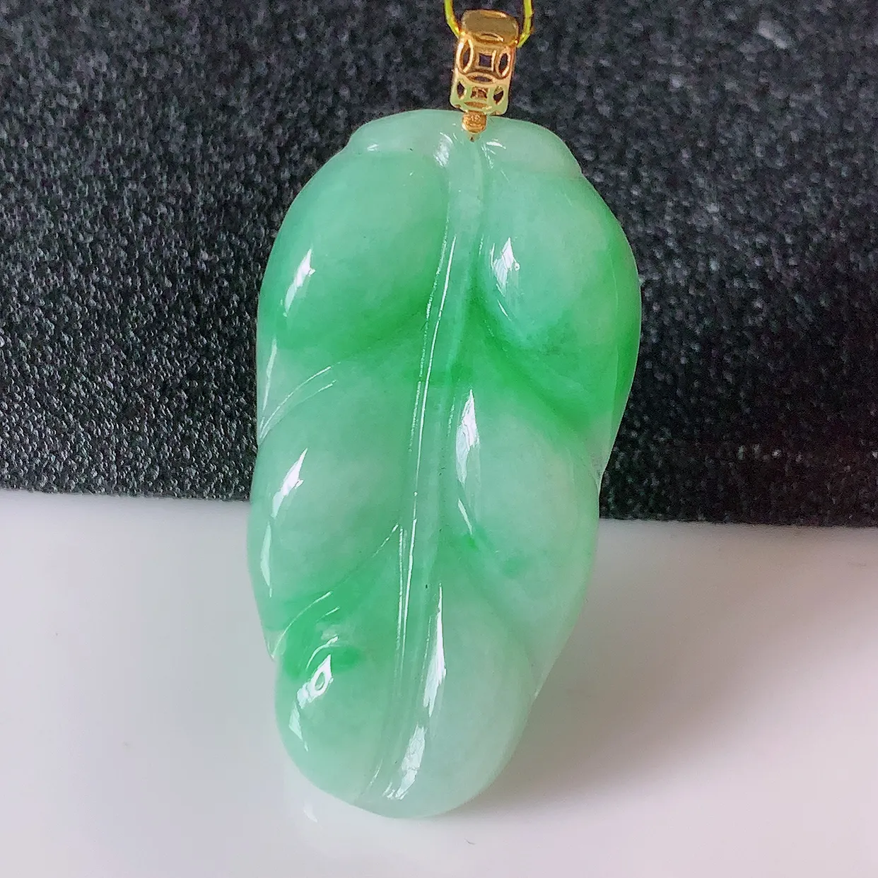 自然光实拍，18K金镶嵌冰润飘绿翡翠事业有成叶子吊坠，莹润且起胶，叶子清秀优雅，佩戴大业有成！#35.4