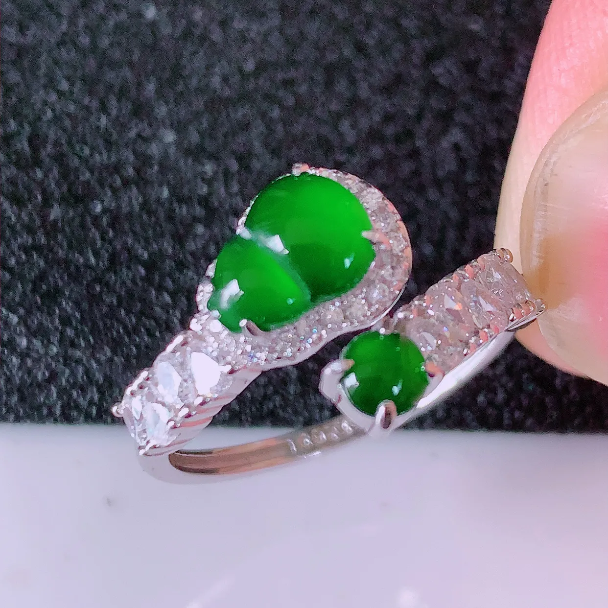 冰透满绿翡翠925银镶嵌戒指，自然光实拍，翠色灵动，颜色漂亮，种老水足，品相佳，佩戴佳品！#97.4（圈口可调大小）整体24*18.5*5.2裸石7.6/6