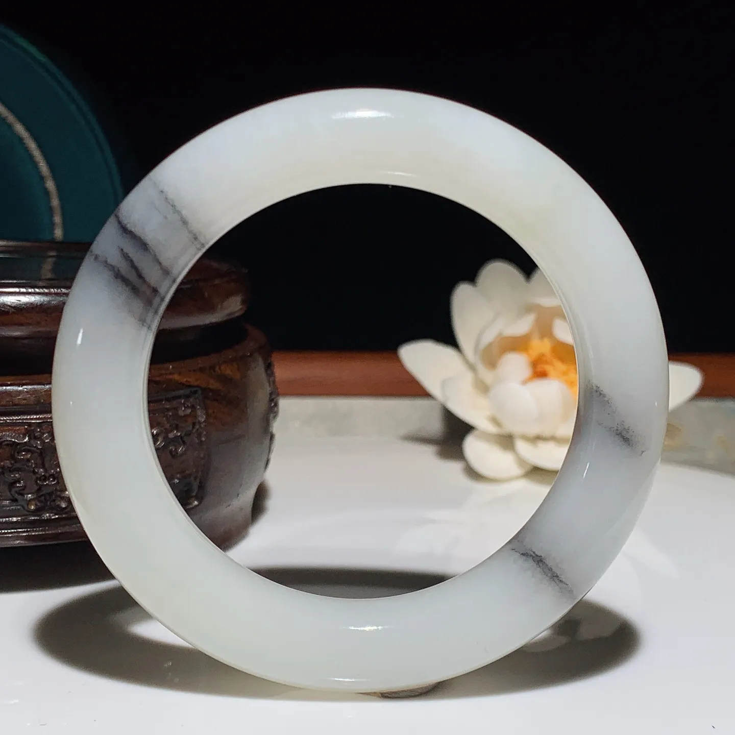 59圈口新疆和田玉羊脂白籽料青花手镯 59圈口条宽13厚12重82.8克。白度一级。玉质细腻油润。手