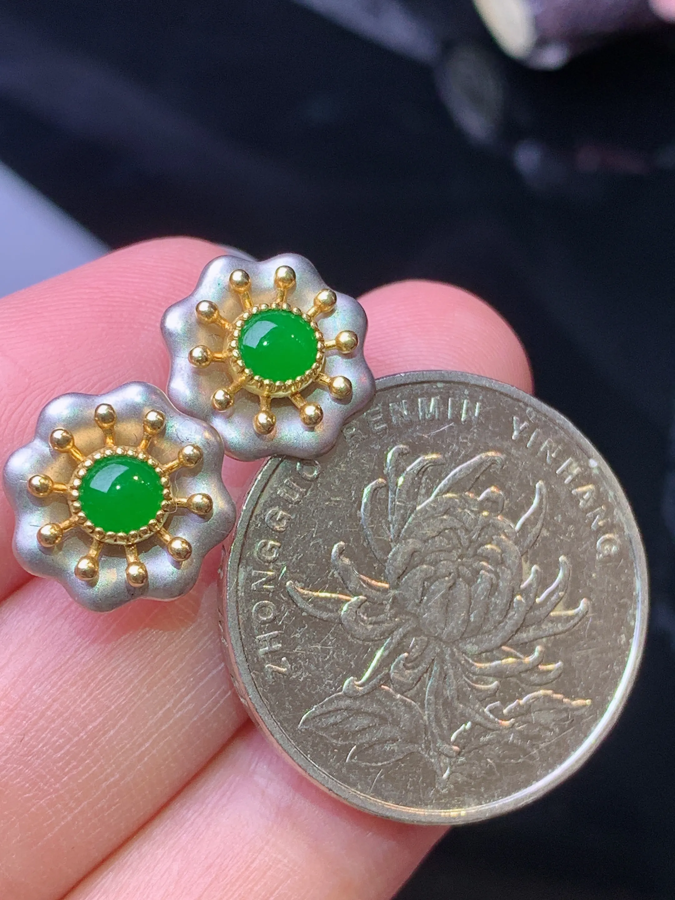 18k金镶嵌满绿蛋面耳钉 玉质细腻 色泽艳丽清新 整体尺寸12*4.2