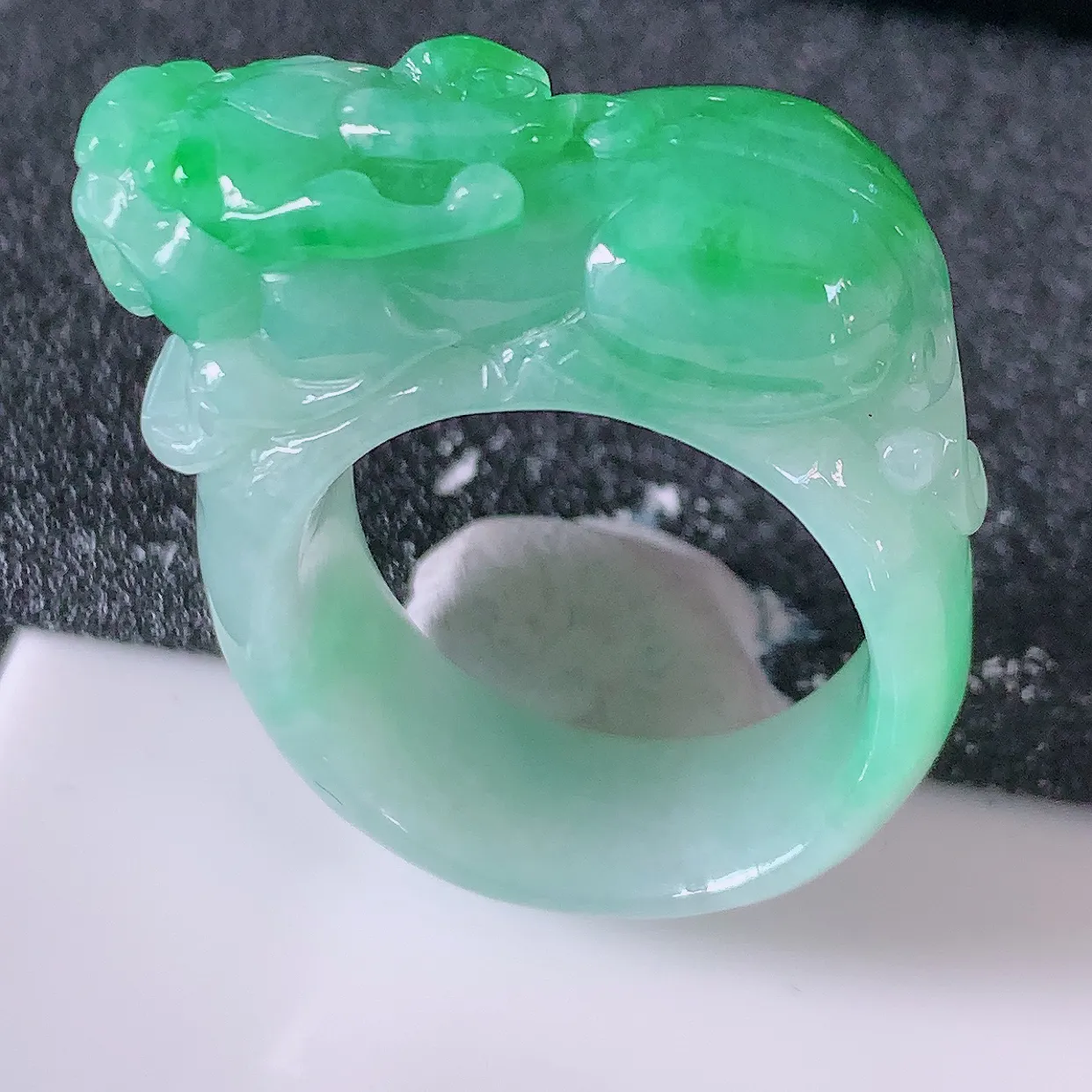 自然光实拍，飘绿翡翠貔貅扳指，19.2mm内径翡翠扳指，冰润指环，玉扳指，戒指，财源滚滚，玉质细腻，20圈口，种水好！#1.4尺寸31.5*19.2*10*7.8