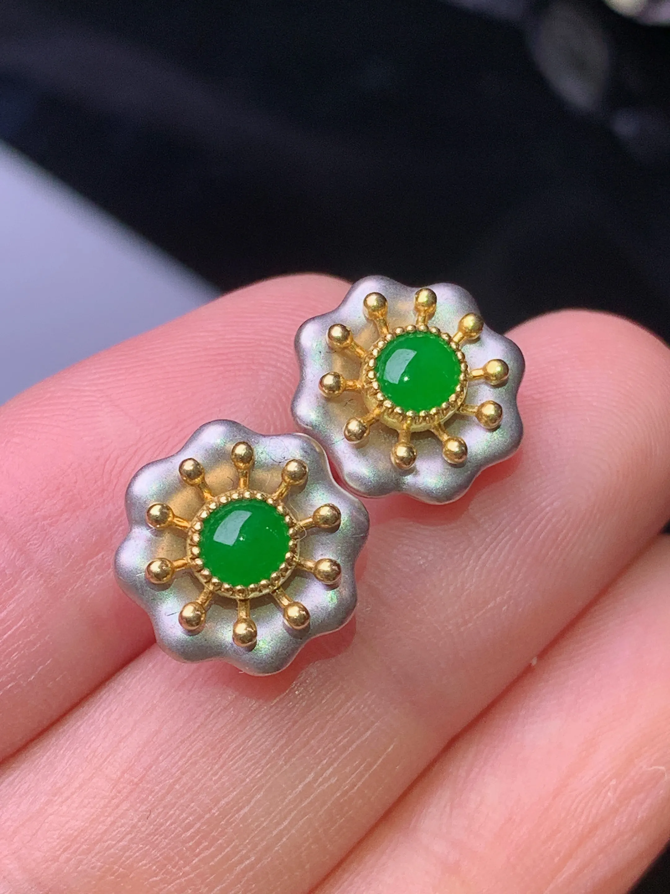 18k金镶嵌满绿蛋面耳钉 玉质细腻 色泽艳丽清新 整体尺寸12*4.2