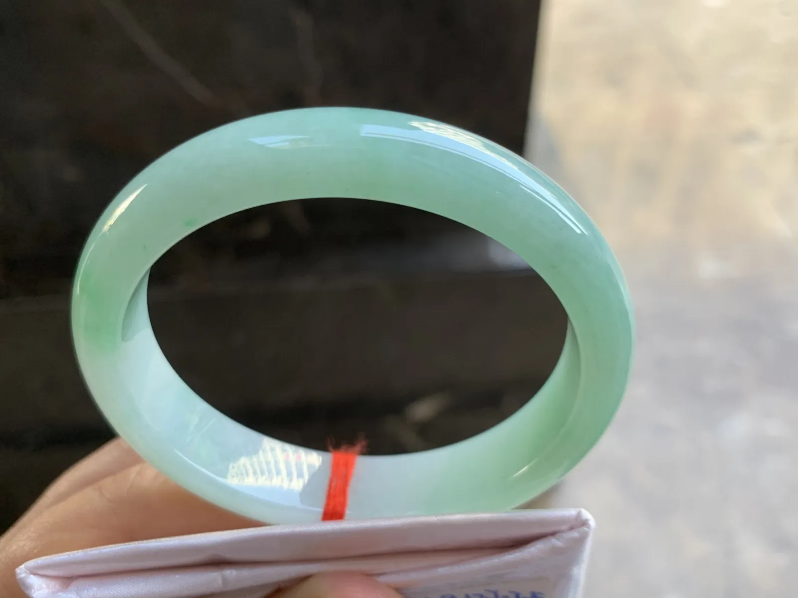 56-12.7-7.5mm
带底色贵妃手镯 底子细腻 颜色清新 正圈54可带