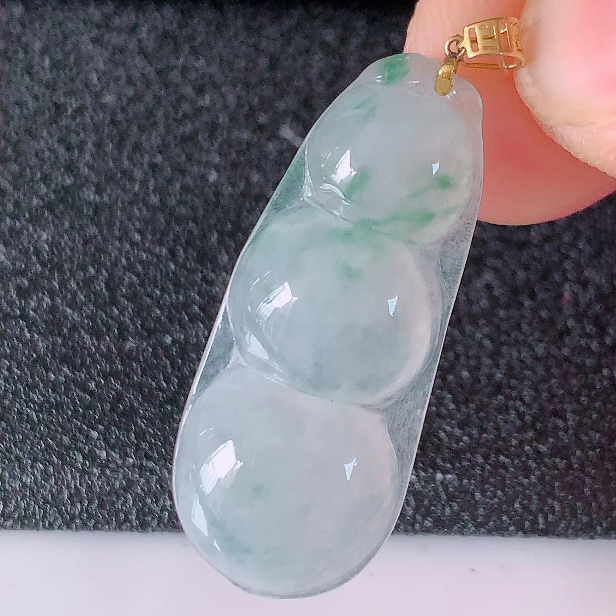 18K金镶嵌冰种飘花四季豆翡翠吊坠，寓意“四季平安，福气满满”胶感十足，饱满，佩戴效果优雅迷人！#4