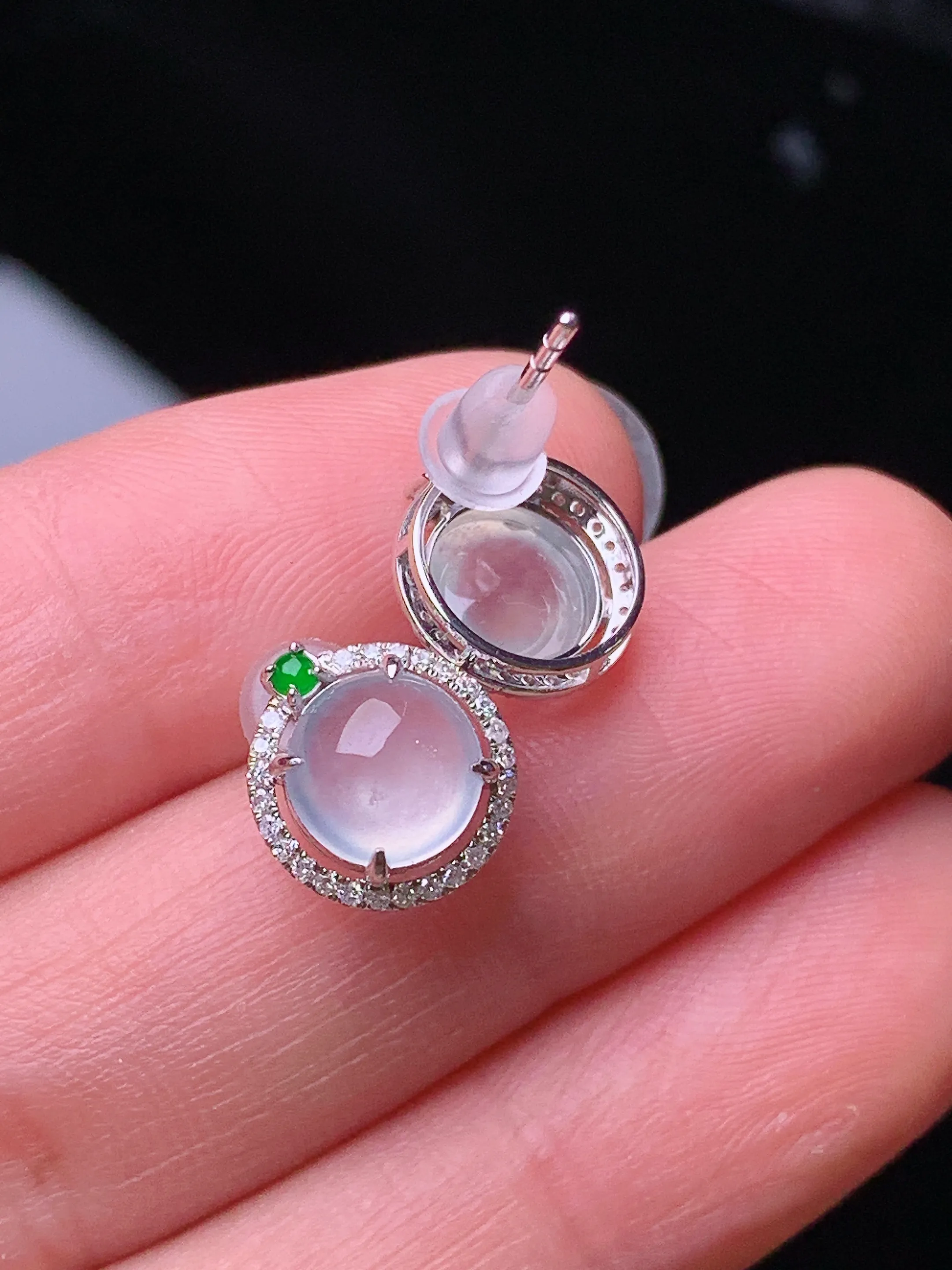 18k金钻镶嵌冰种蛋面耳钉 玉质细腻 色泽清新艳丽 整体尺寸10.2*9.5*6